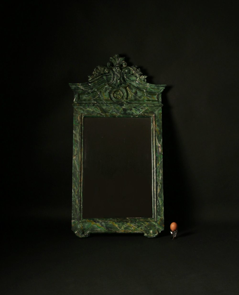 MIROIR EN BOIS SCULPTÉ FAUX-MARBRE