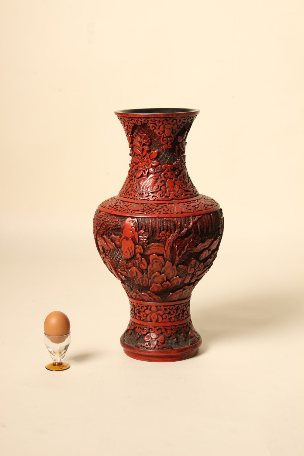 Vase balustre en laque-cinabre