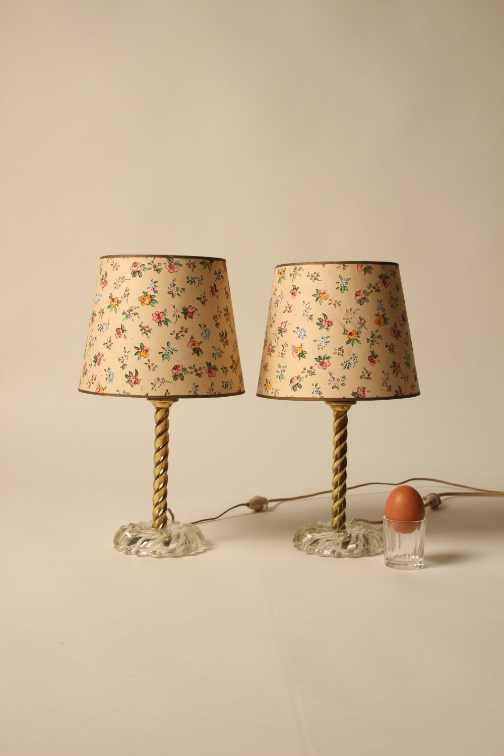 Paire de lampes à abat-jour fleuris peints à la main