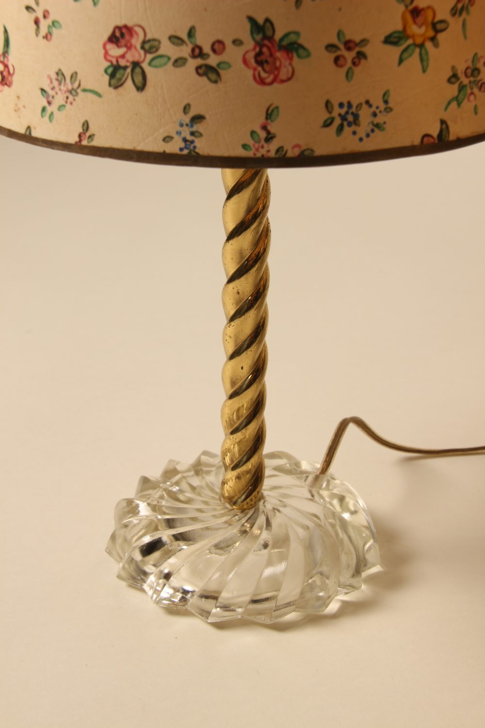 Paire de lampes à abat-jour fleuris peints à la main – Image 11