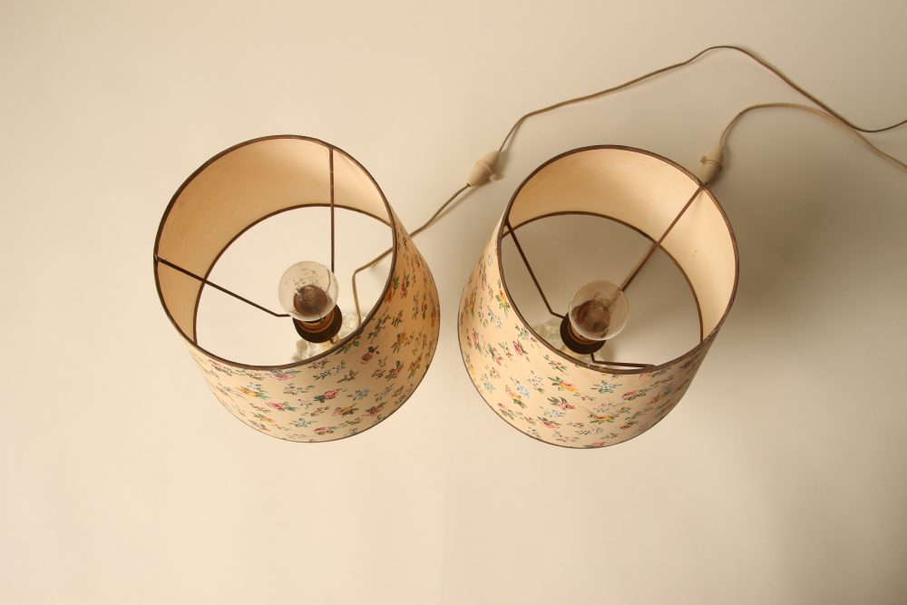 Paire de lampes à abat-jour fleuris peints à la main – Image 4