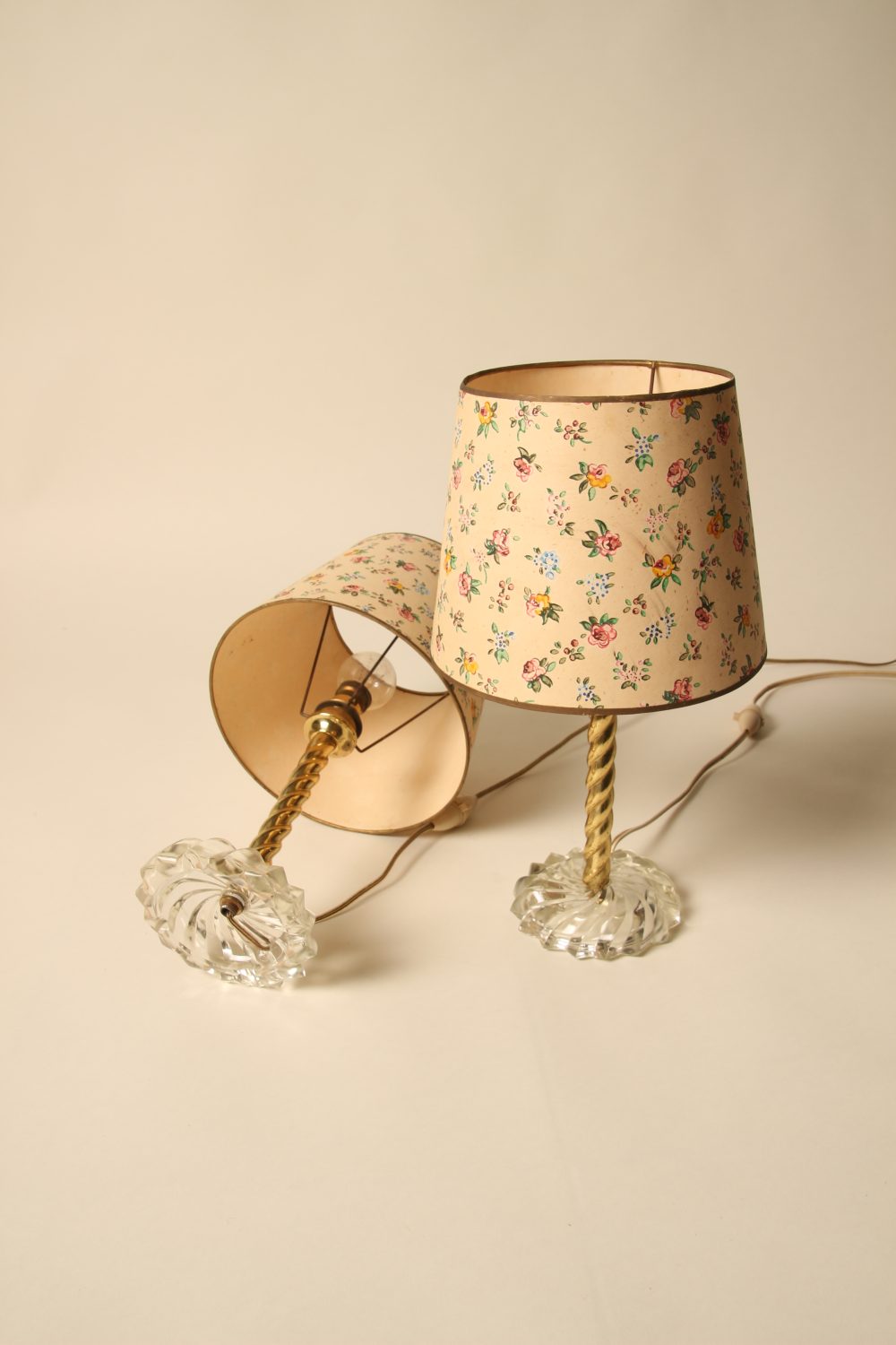 Paire de lampes à abat-jour fleuris peints à la main – Image 2