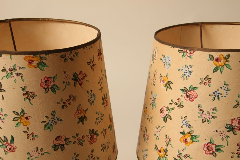 Paire de lampes à abat-jour fleuris peints à la main – Image 10