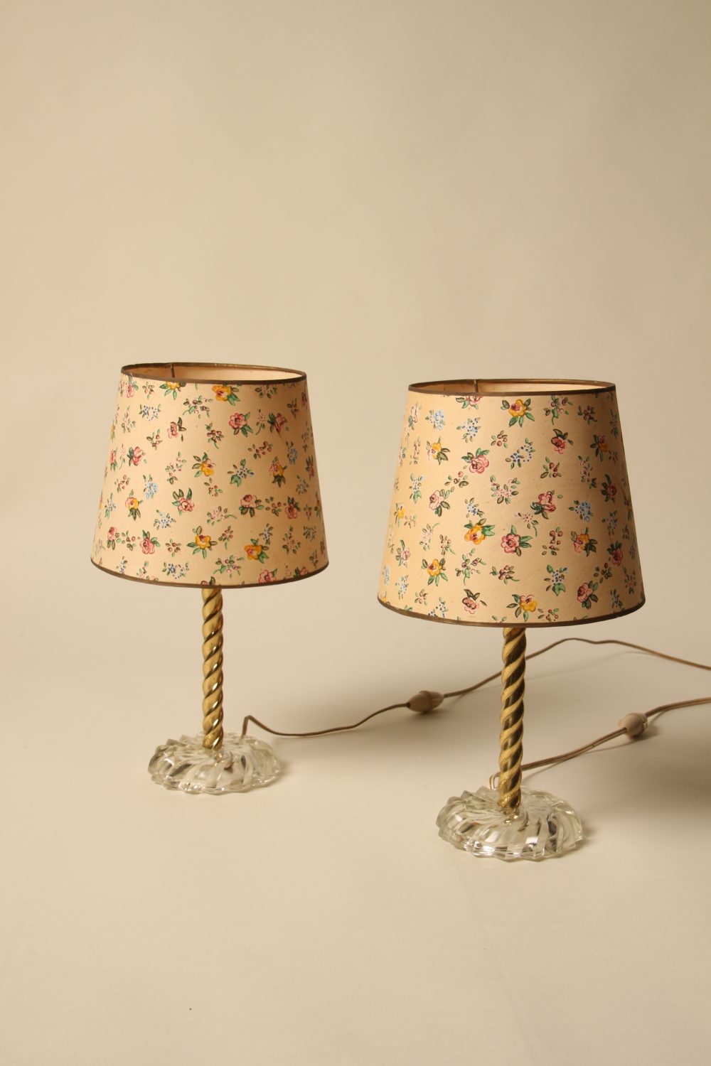 Paire de lampes à abat-jour fleuris peints à la main – Image 9
