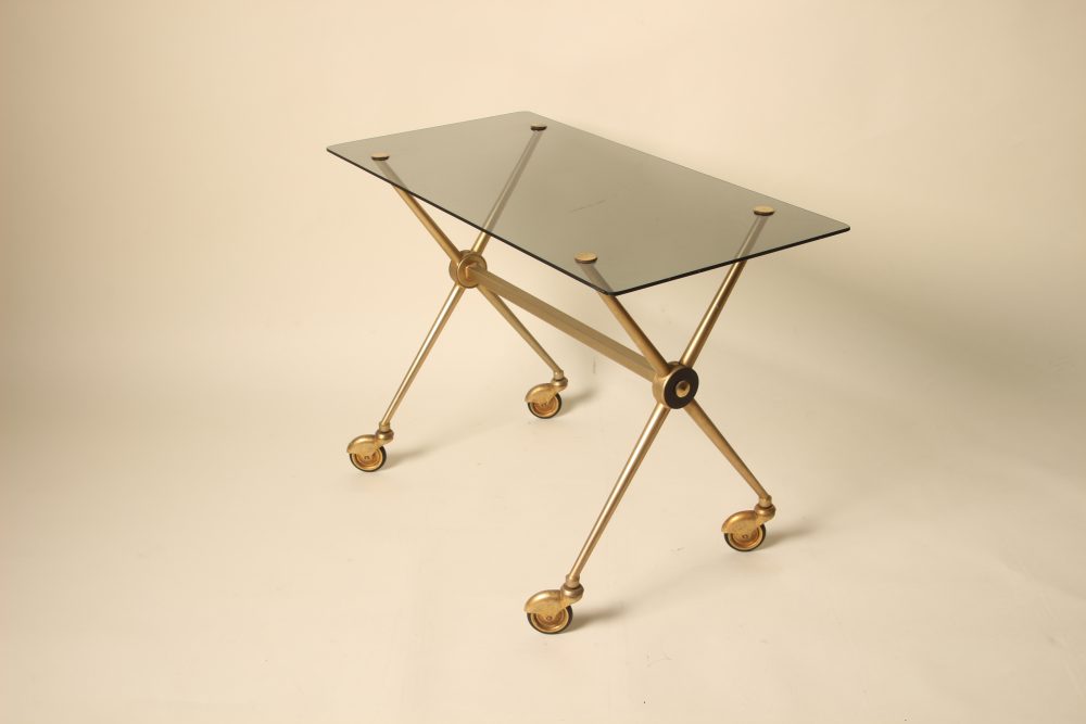 Table d'appoint en laiton et verre dans le style de Jacques Adnet