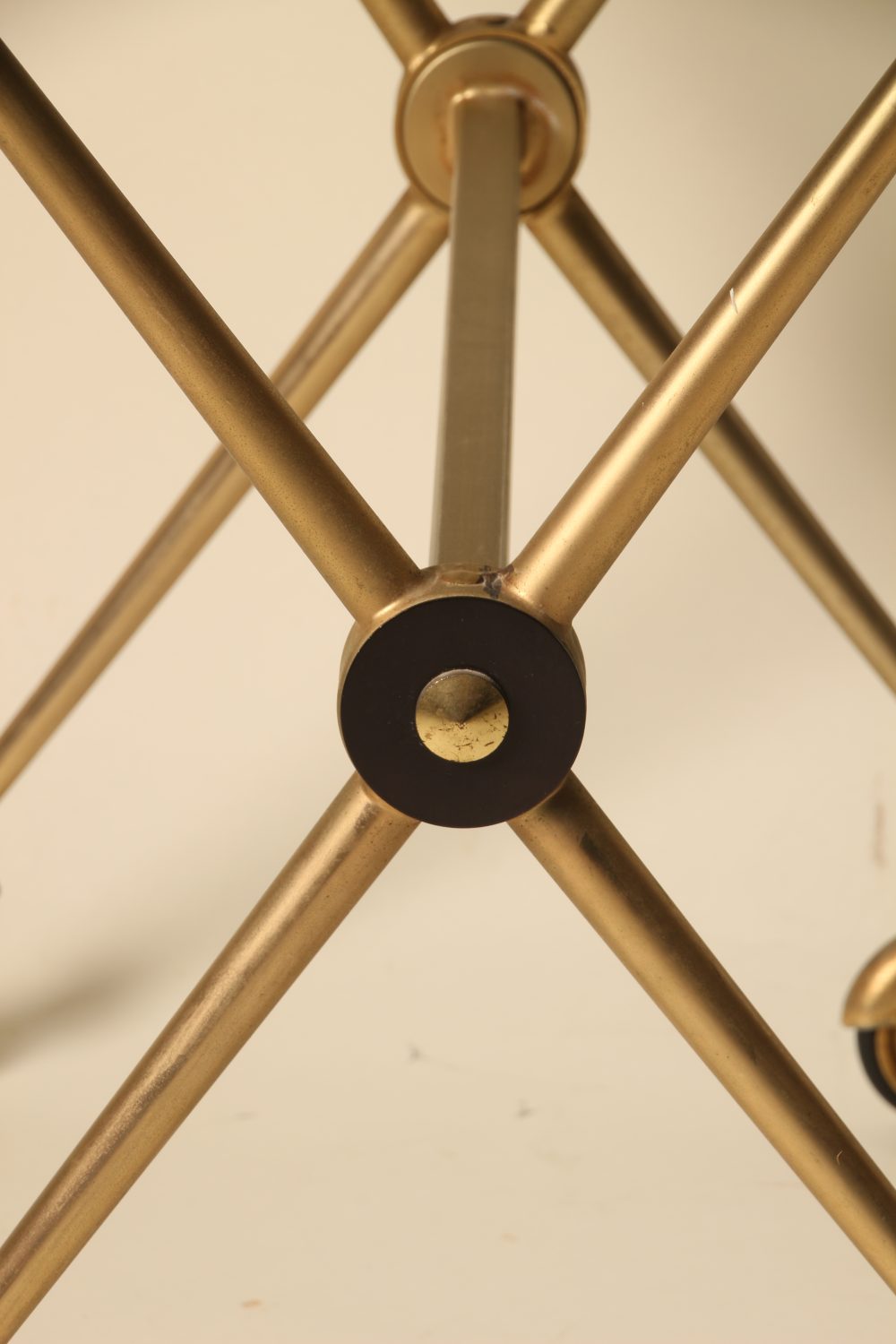 Table d'appoint en laiton et verre dans le style de Jacques Adnet – Image 2