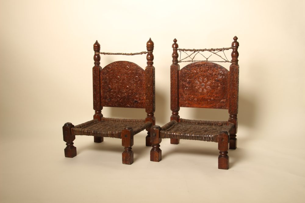 Paire de chaises traditionnelles de la vallée du Swat – Image 2