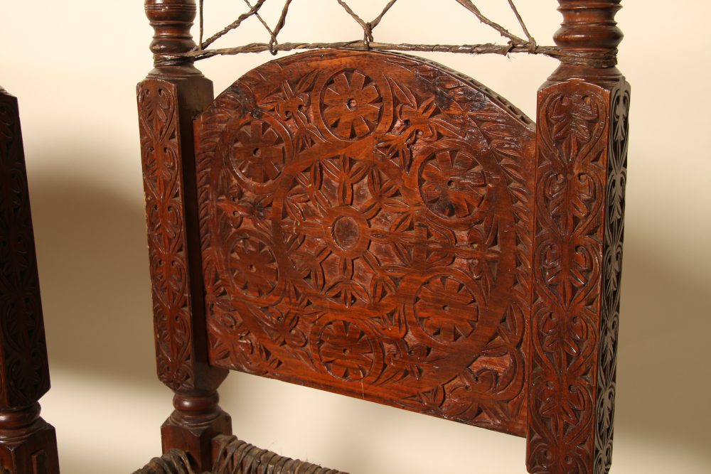 Paire de chaises traditionnelles de la vallée du Swat – Image 9