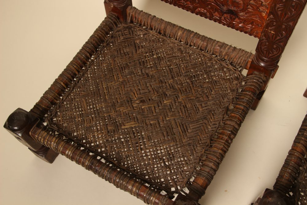 Paire de chaises traditionnelles de la vallée du Swat – Image 4