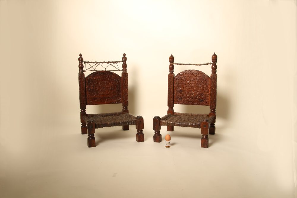 Paire de chaises traditionnelles de la vallée du Swat