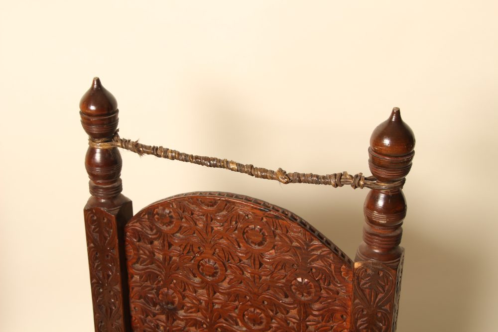 Paire de chaises traditionnelles de la vallée du Swat – Image 5