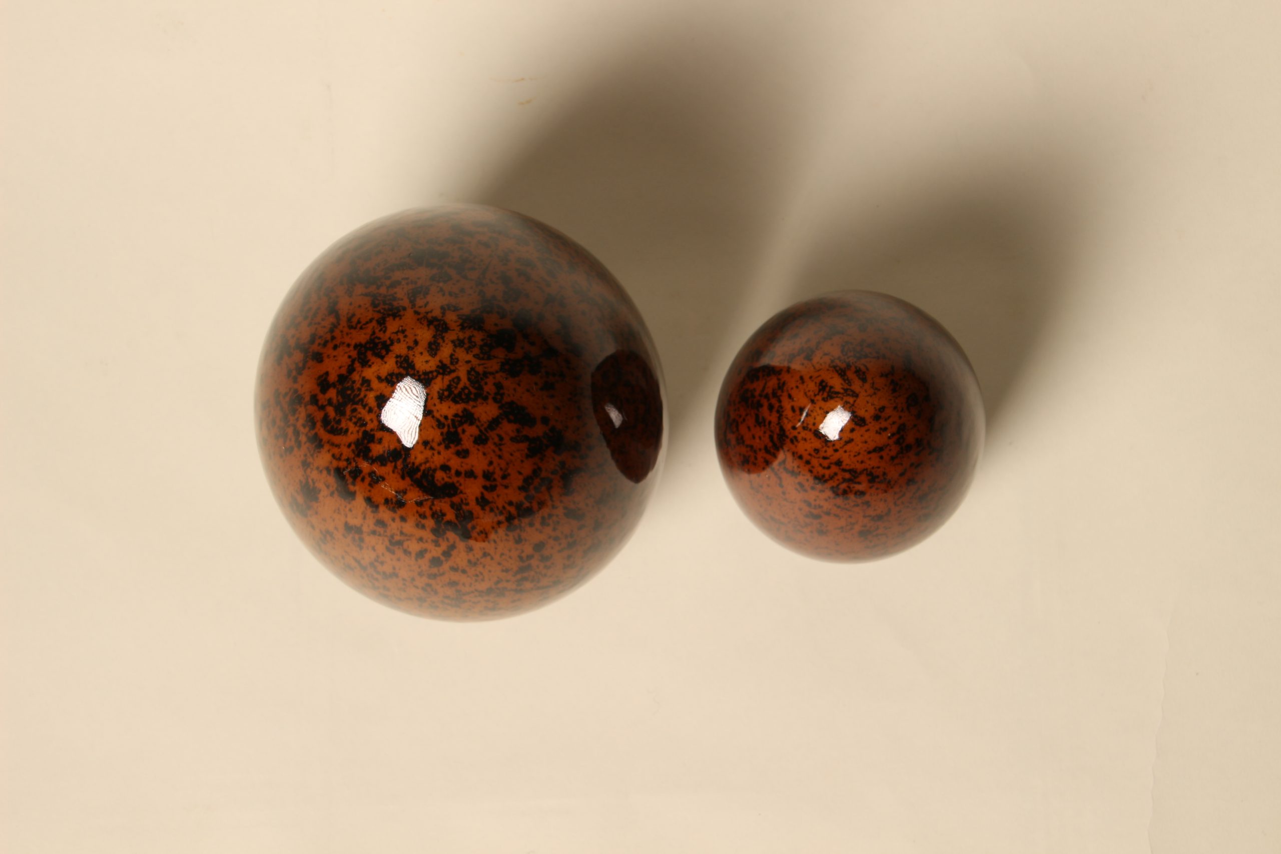 Deux oeufs en céramique mouchetée – Image 5