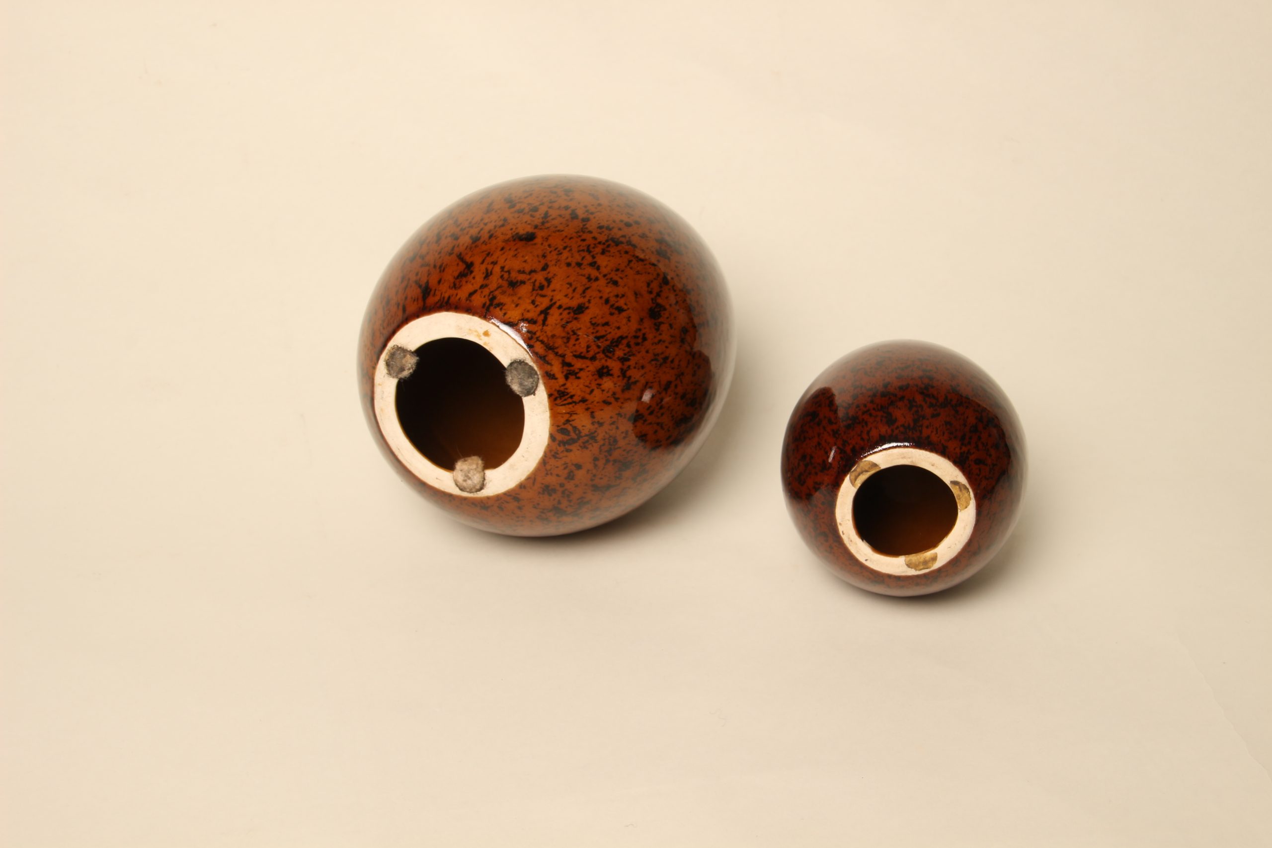 Deux oeufs en céramique mouchetée – Image 3