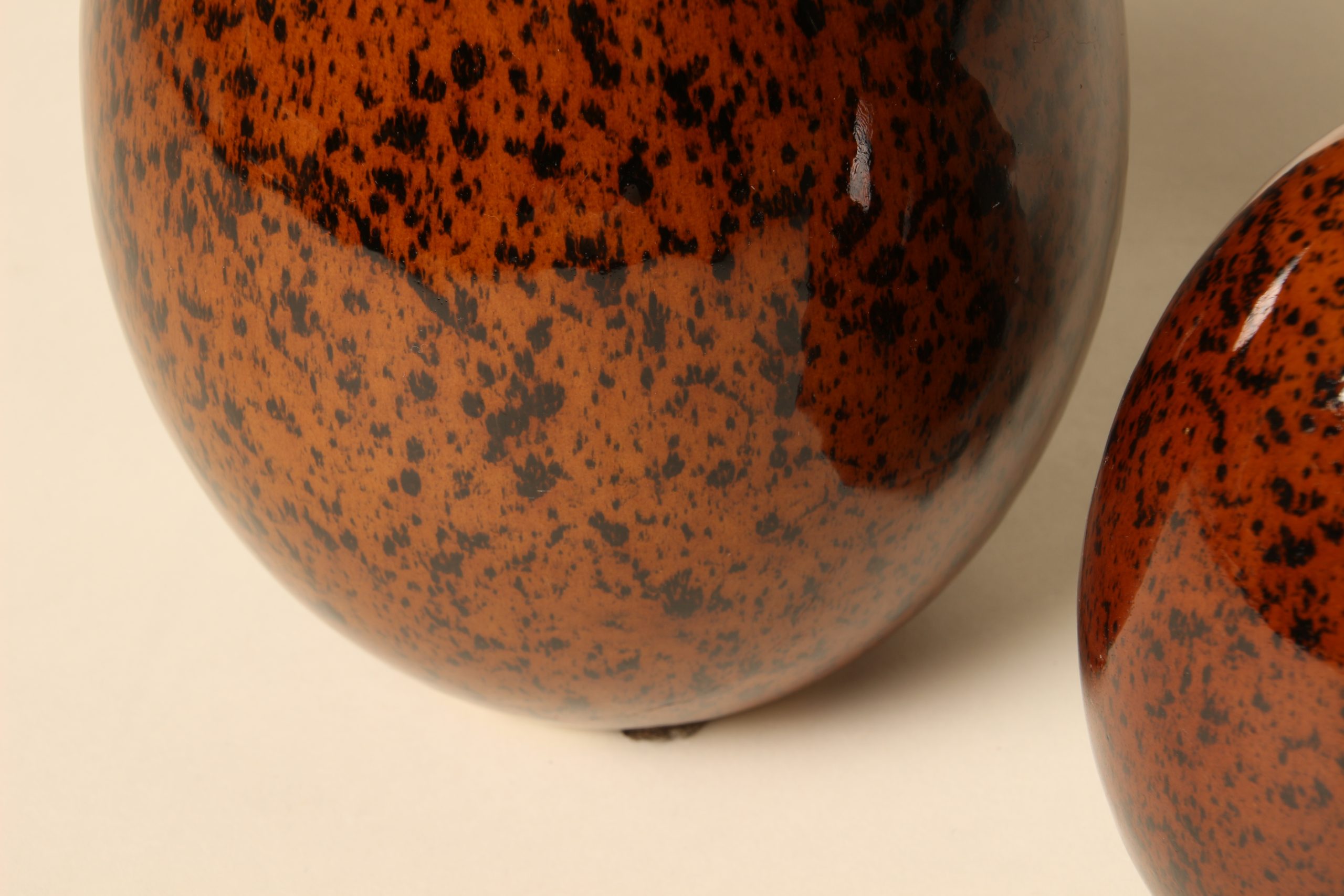 Deux oeufs en céramique mouchetée – Image 4