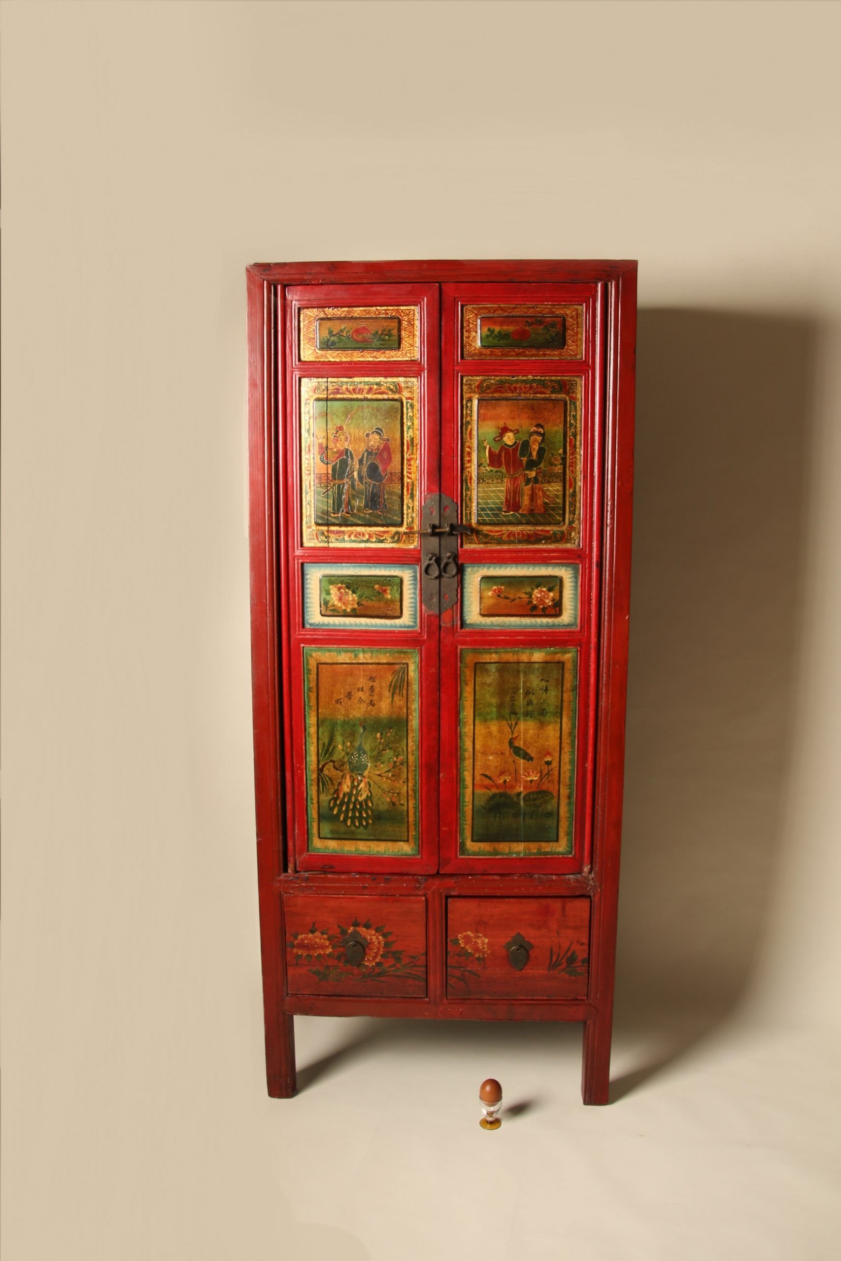 Armoire chinoise en laque rouge peinte à la main