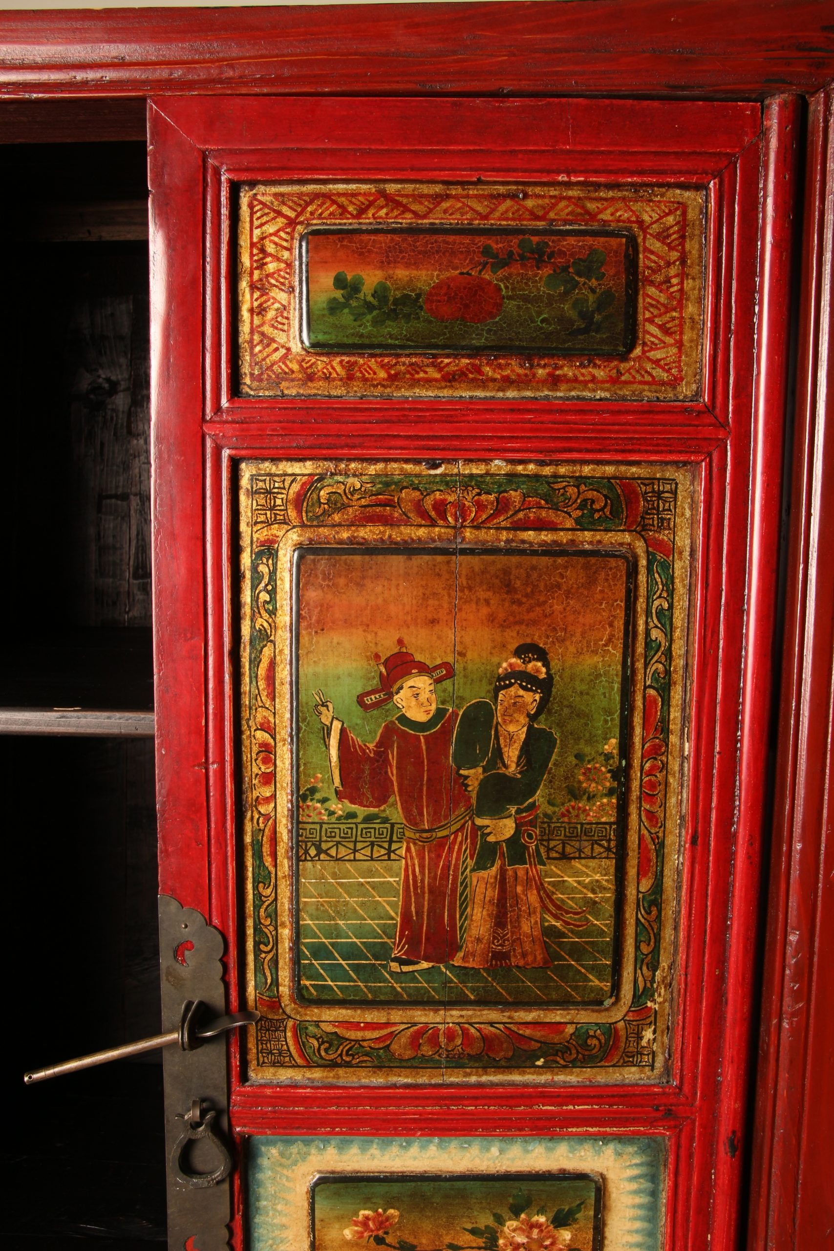 Armoire chinoise en laque rouge peinte à la main – Image 15
