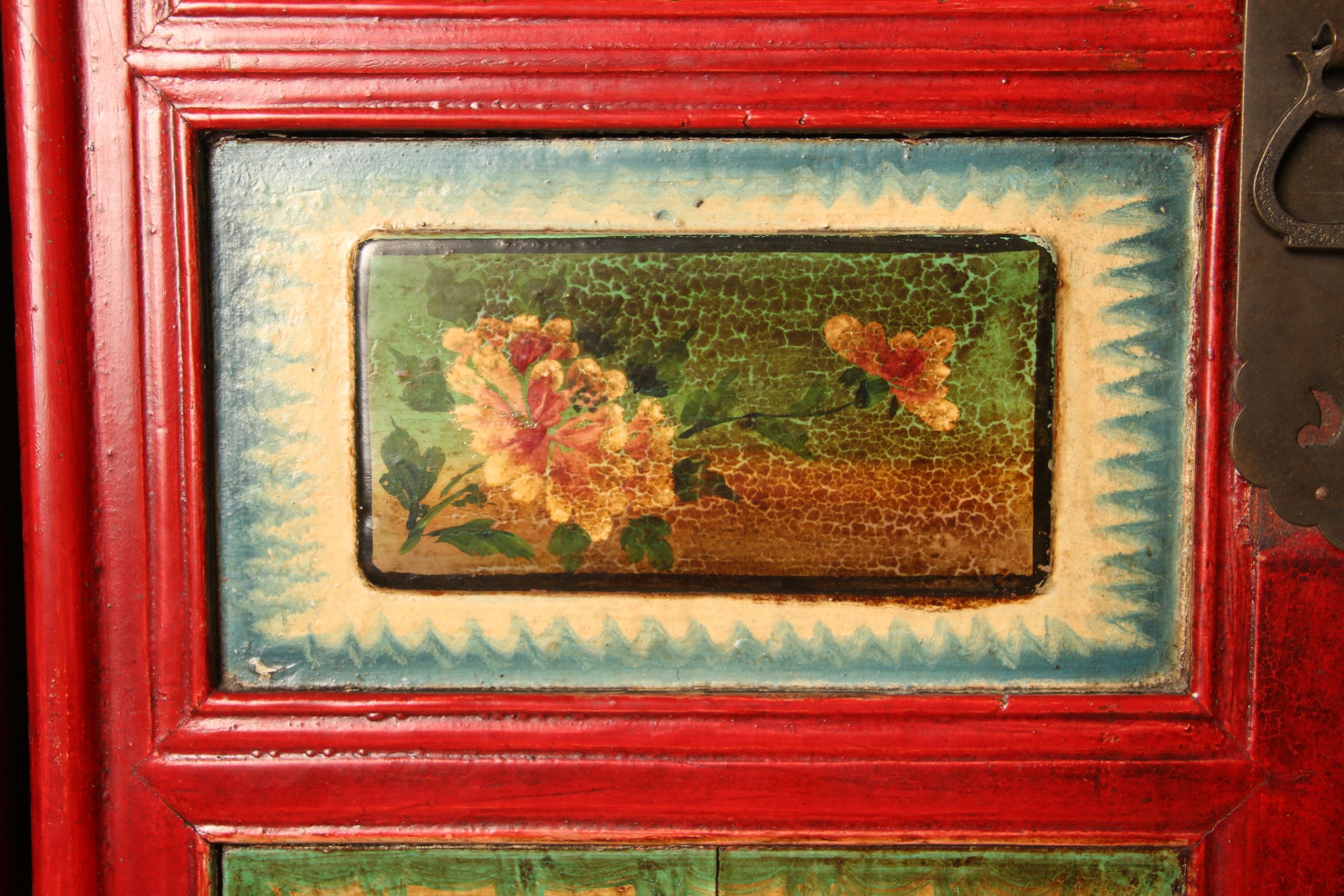 Armoire chinoise en laque rouge peinte à la main – Image 9