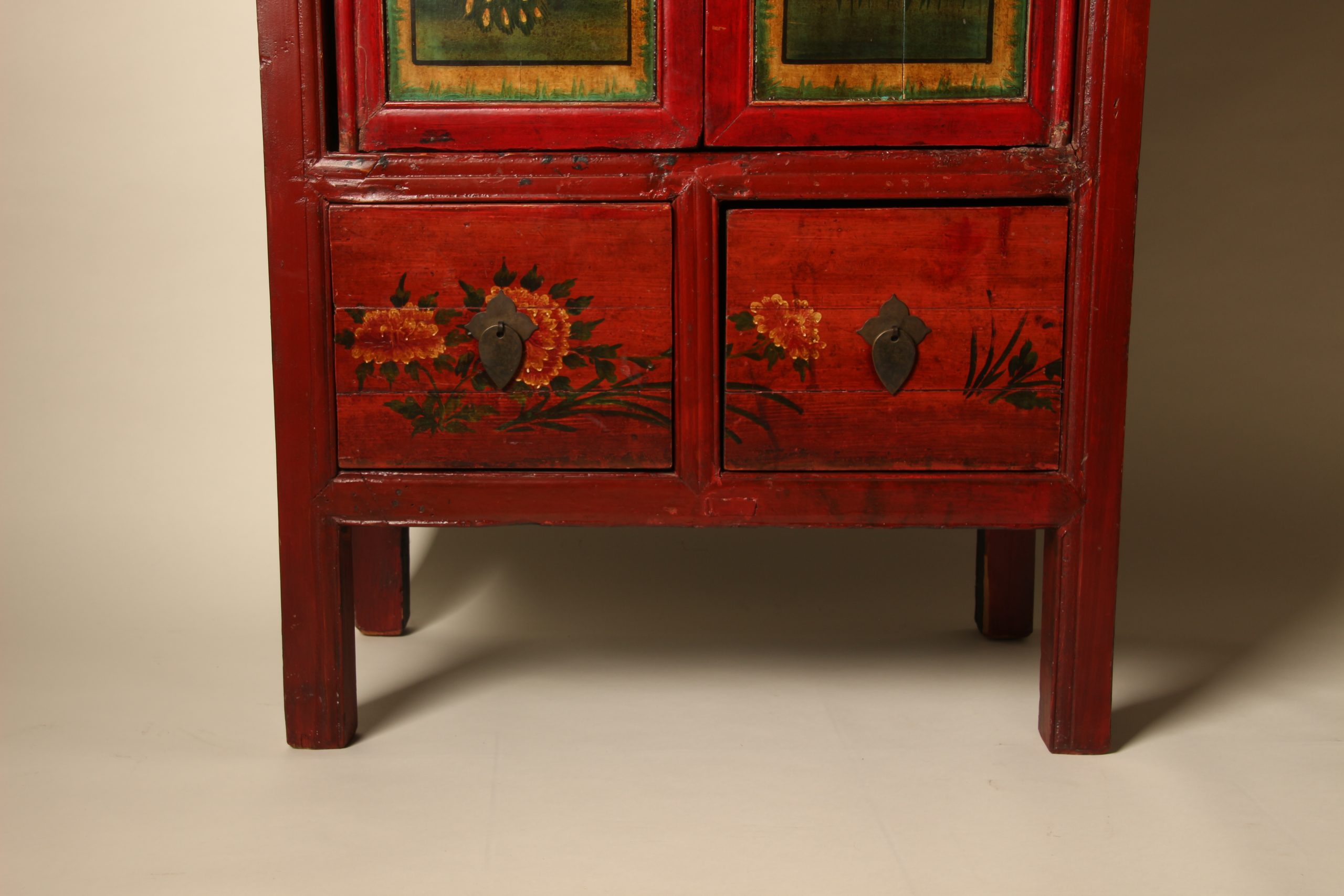 Armoire chinoise en laque rouge peinte à la main – Image 6