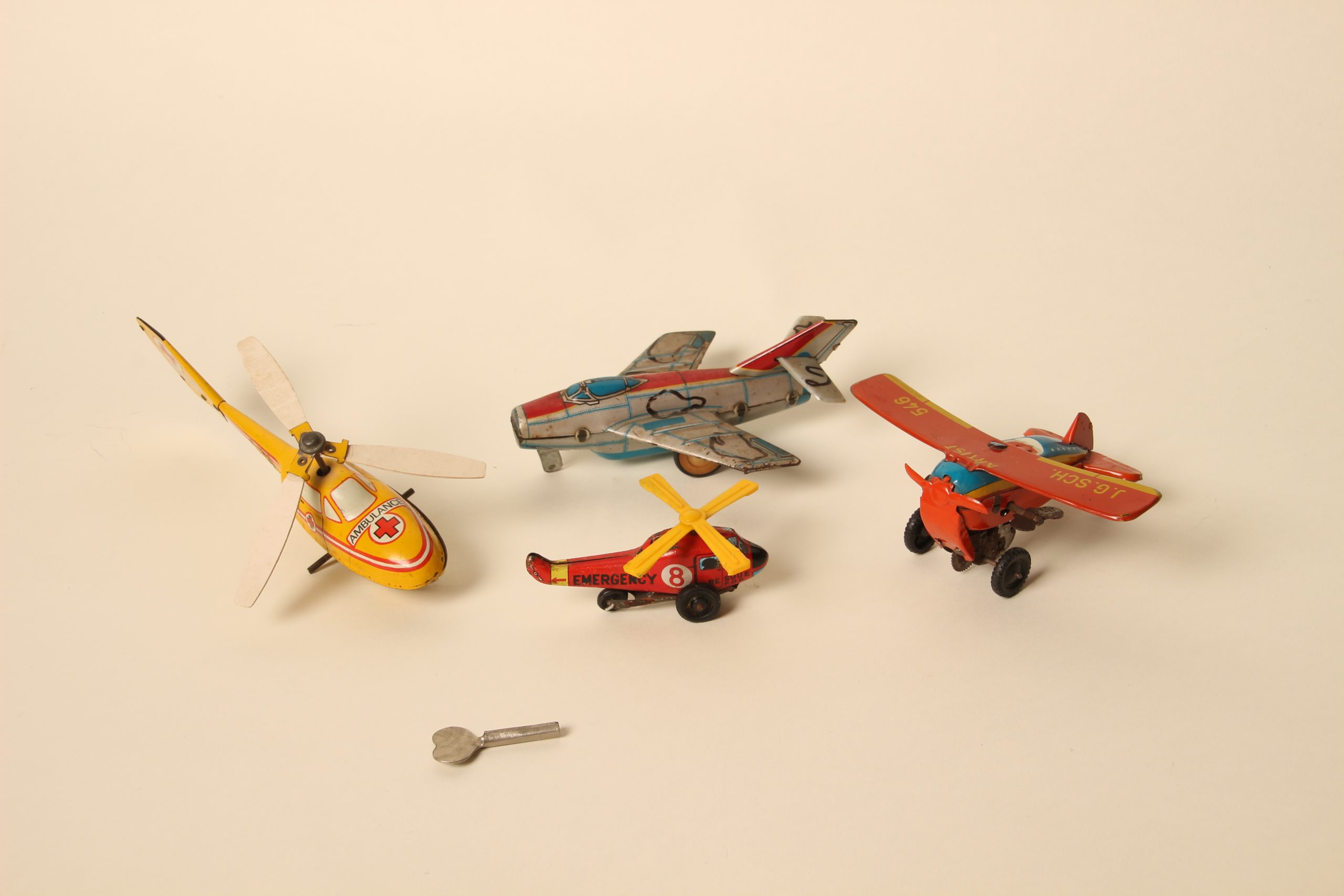 Objets volants automates en fer blanc – Image 4