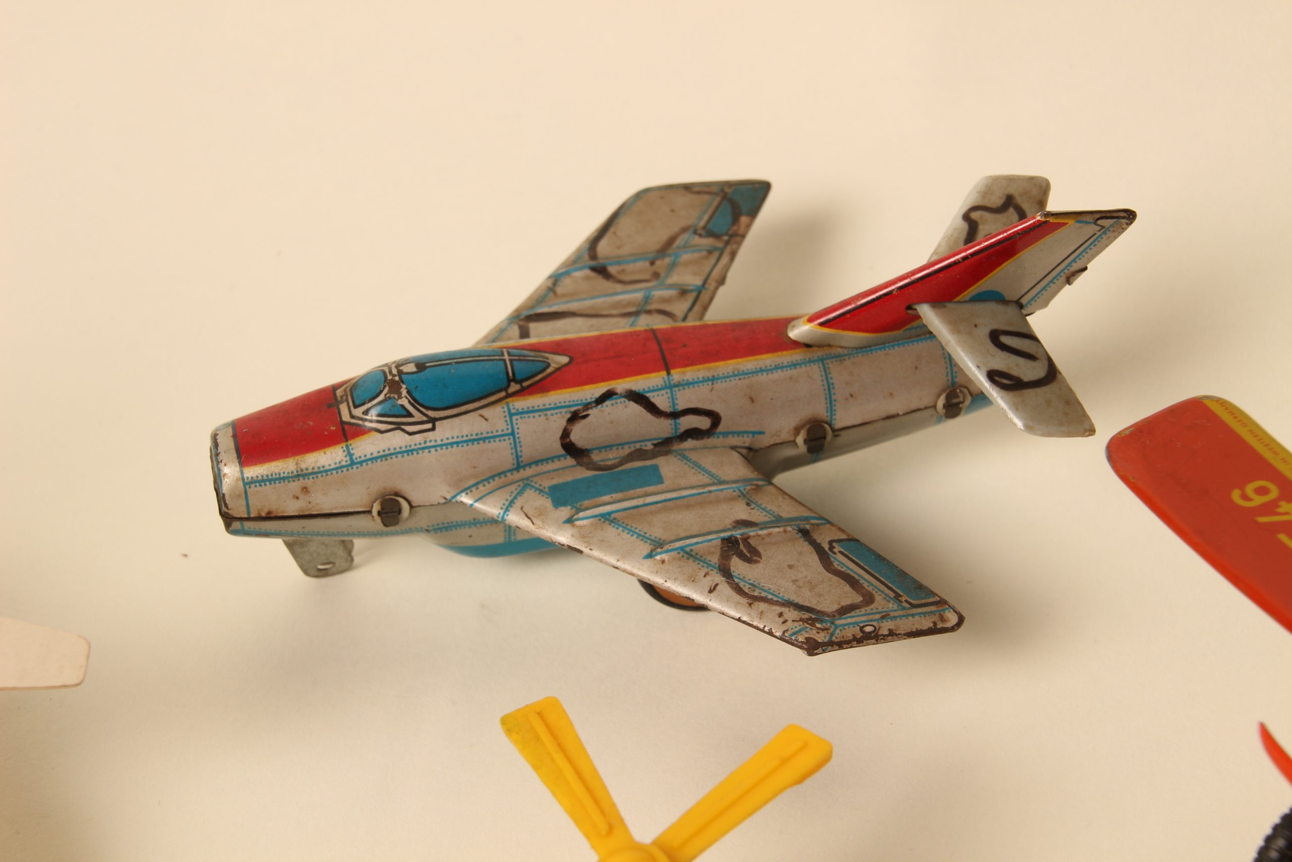 Objets volants automates en fer blanc – Image 8