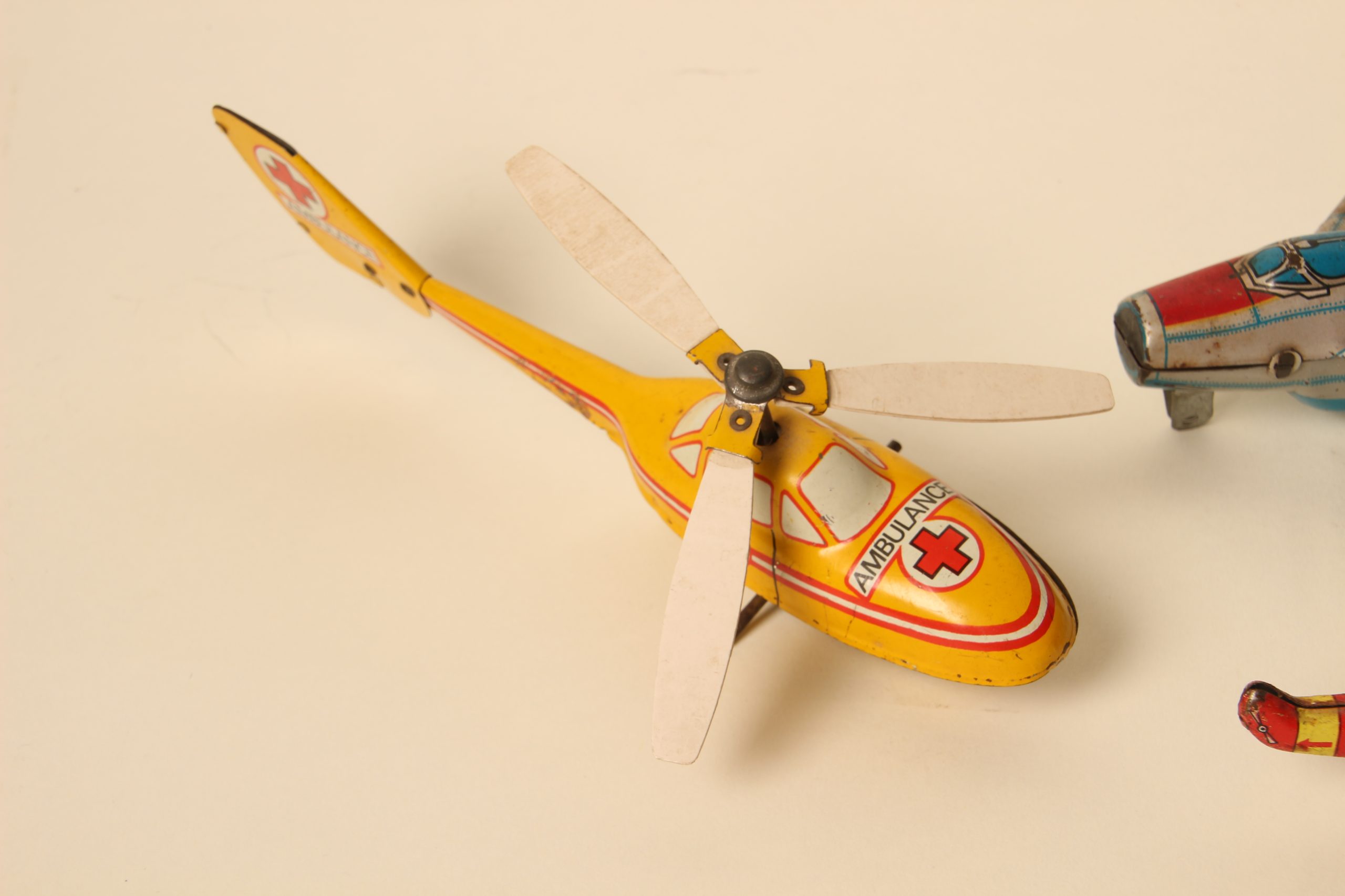 Objets volants automates en fer blanc – Image 9