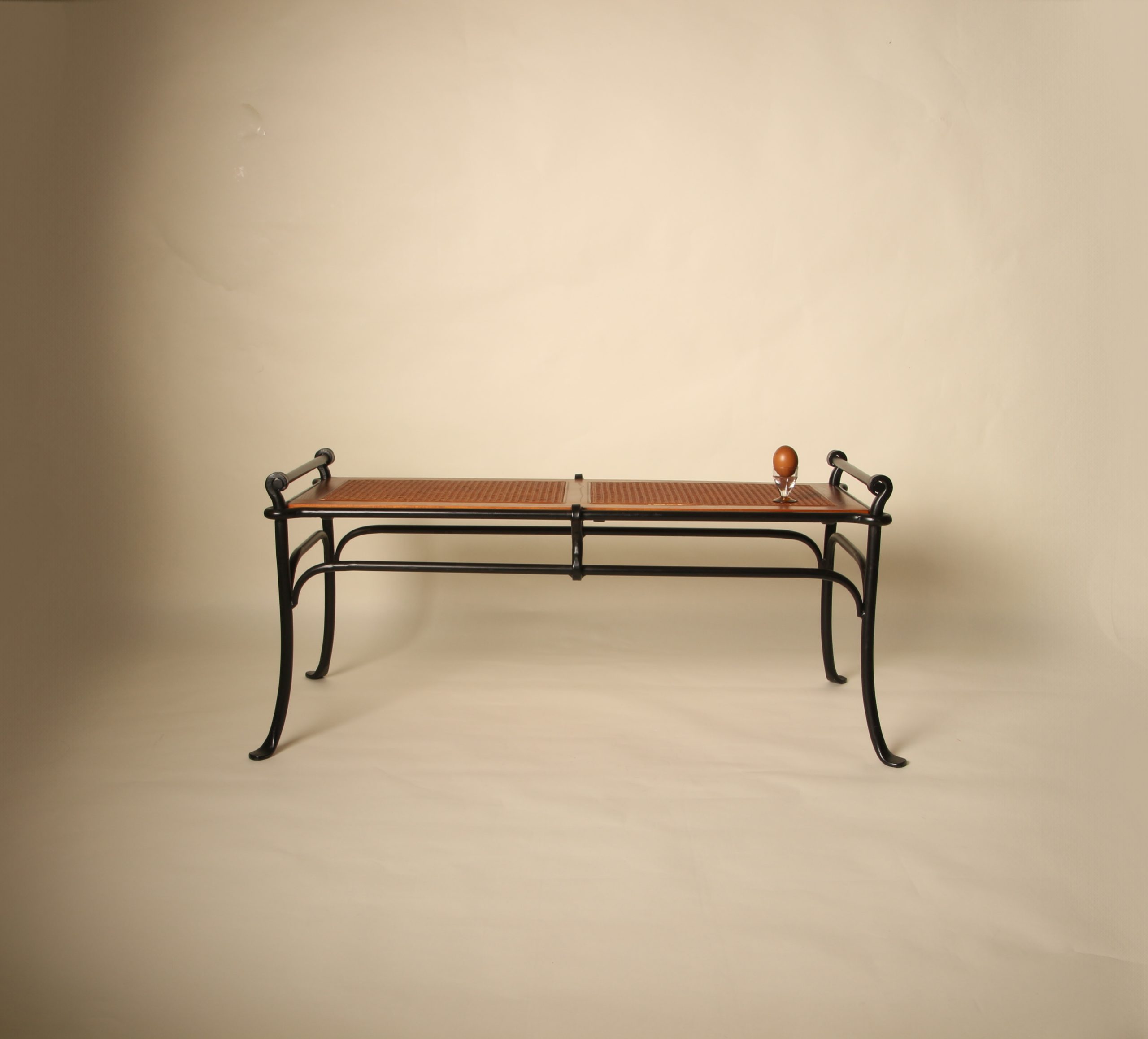 Bout de lit banquette en fer forgé et bois canné