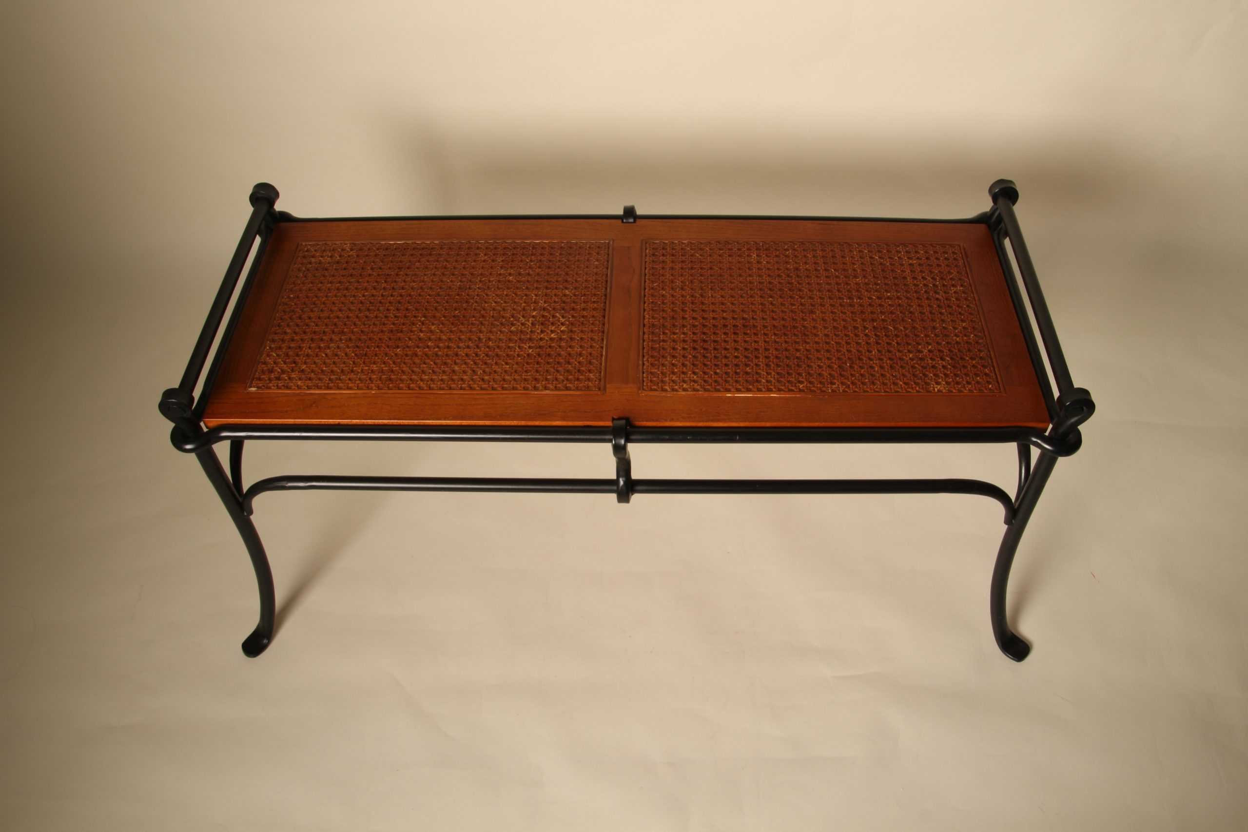 Bout de lit banquette en fer forgé et bois canné – Image 3