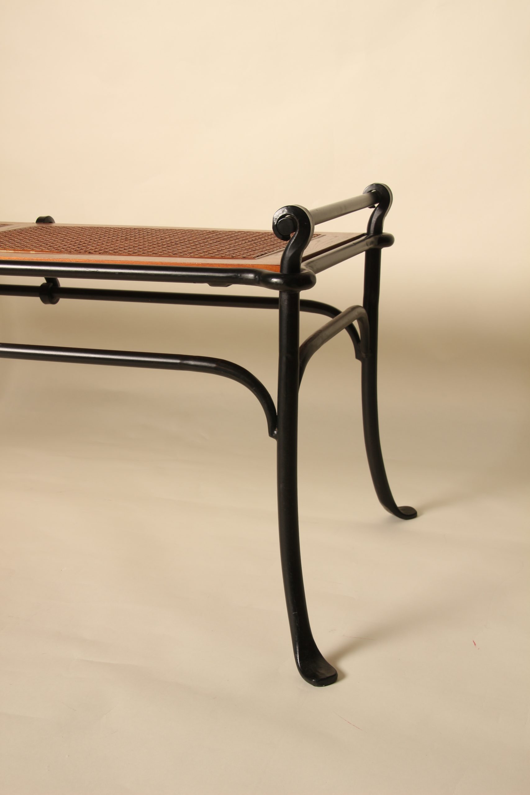Bout de lit banquette en fer forgé et bois canné – Image 2
