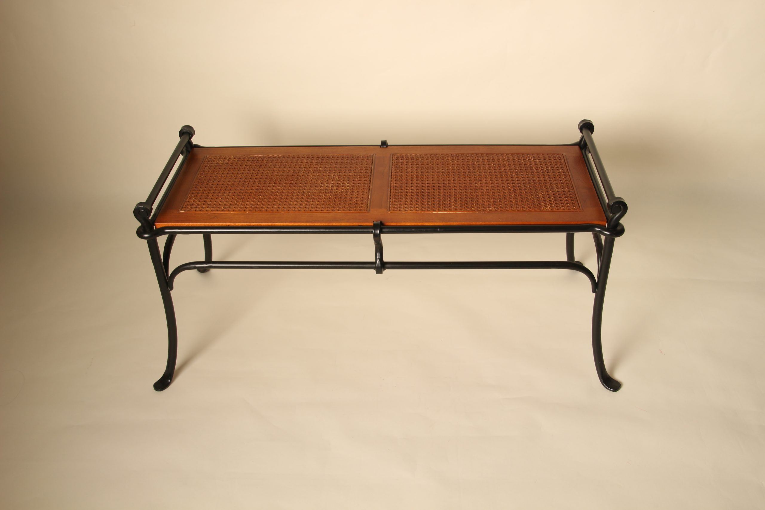 Bout de lit banquette en fer forgé et bois canné – Image 4