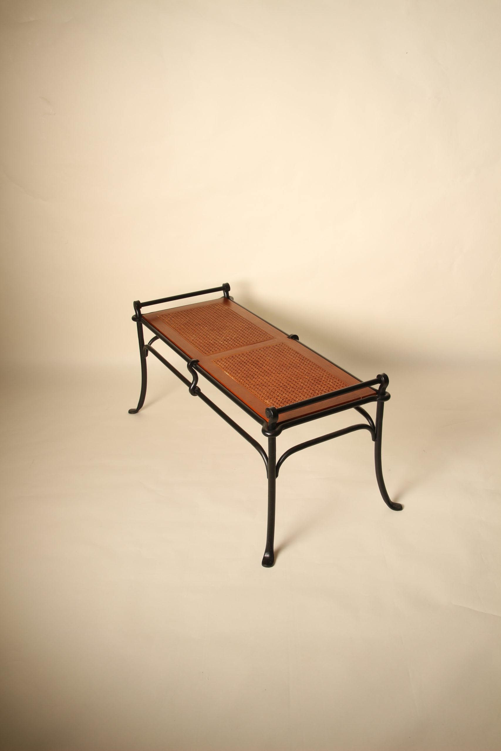 Bout de lit banquette en fer forgé et bois canné – Image 5