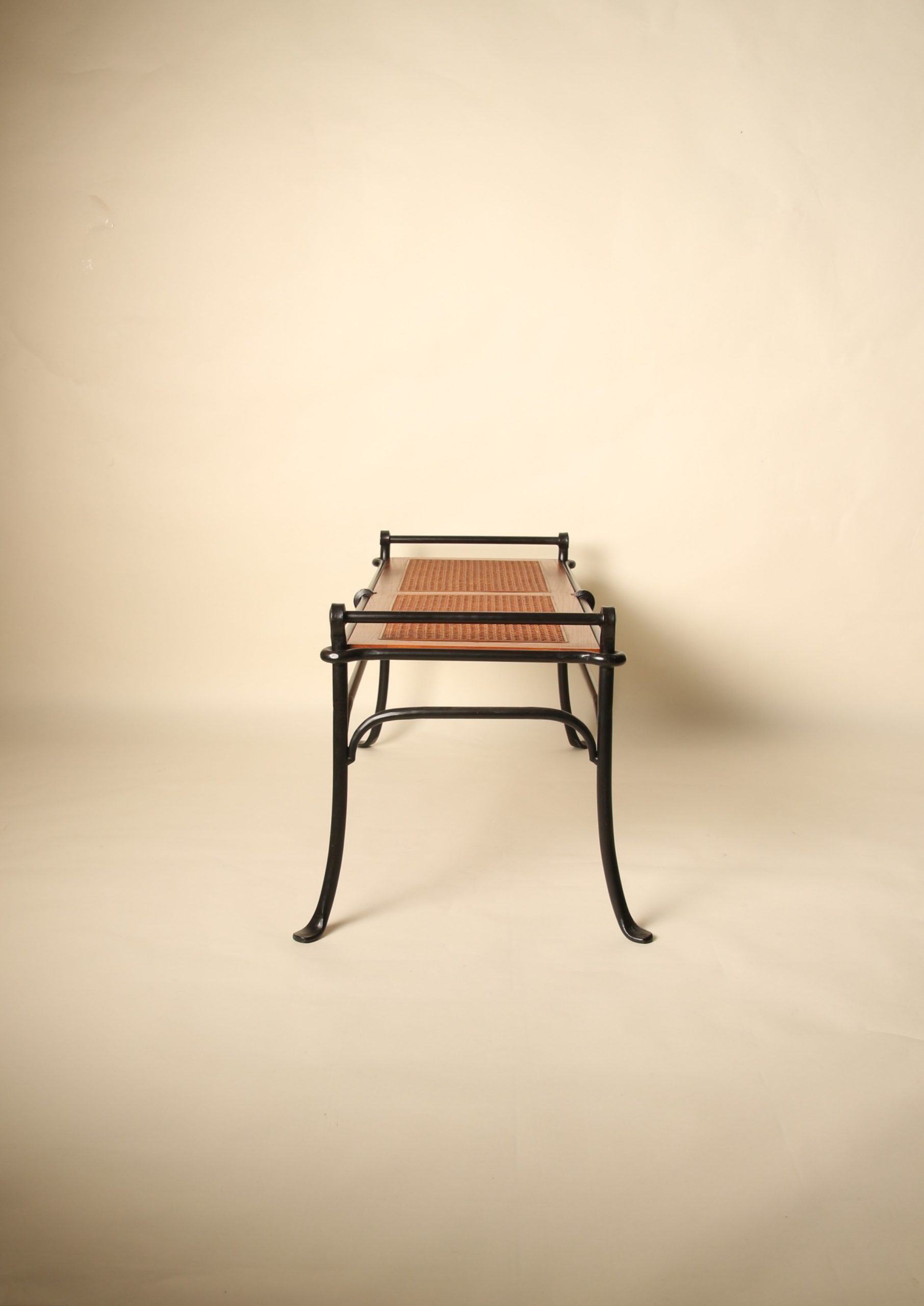 Bout de lit banquette en fer forgé et bois canné – Image 6