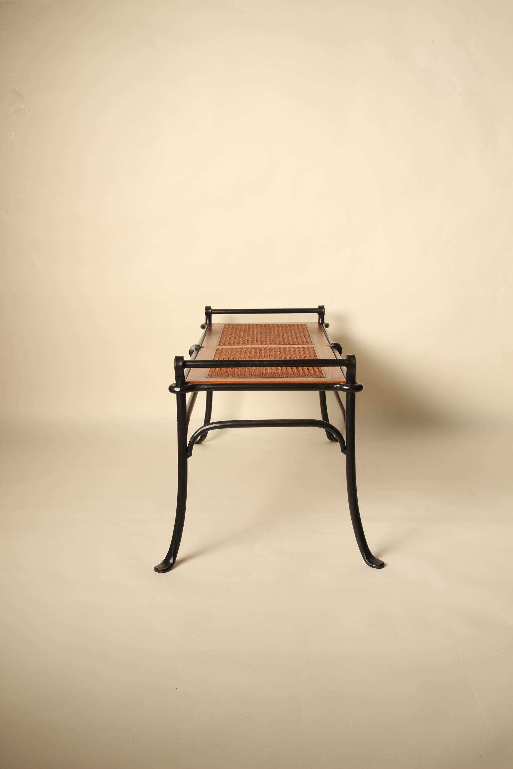 Bout de lit banquette en fer forgé et bois canné – Image 7