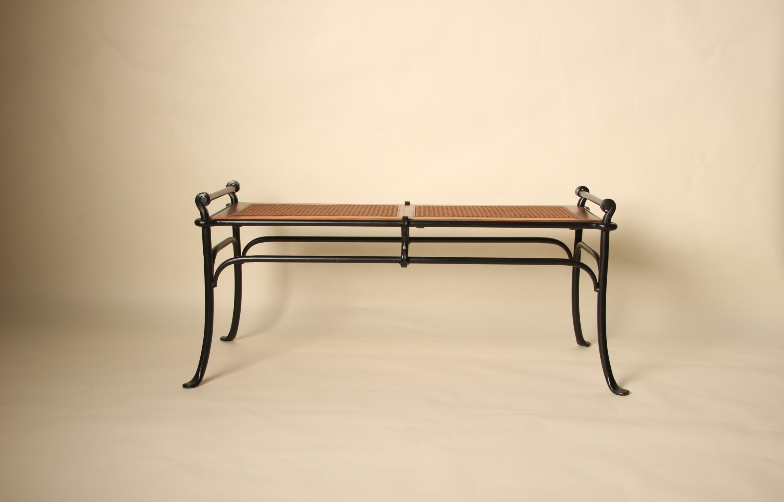 Bout de lit banquette en fer forgé et bois canné – Image 12