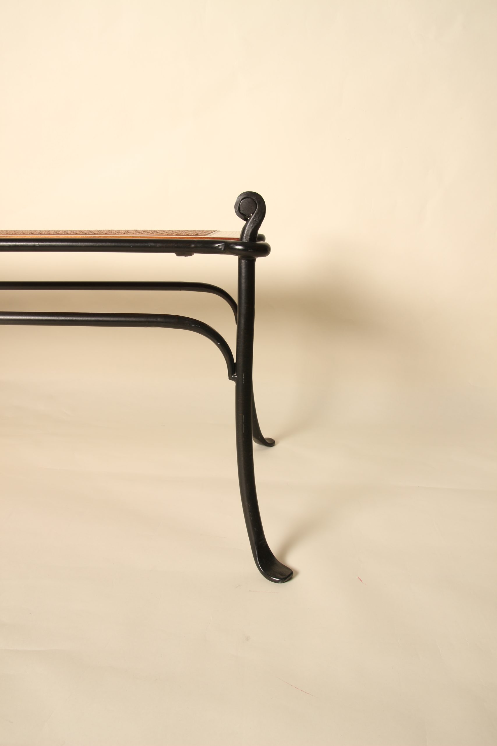 Bout de lit banquette en fer forgé et bois canné – Image 9