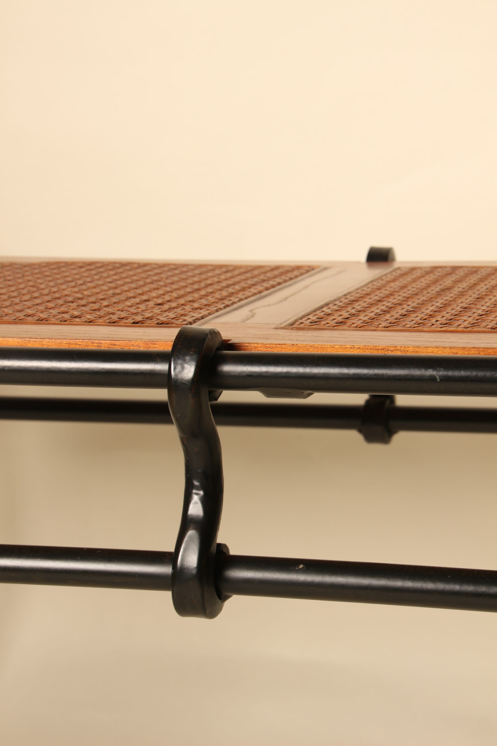Bout de lit banquette en fer forgé et bois canné – Image 10