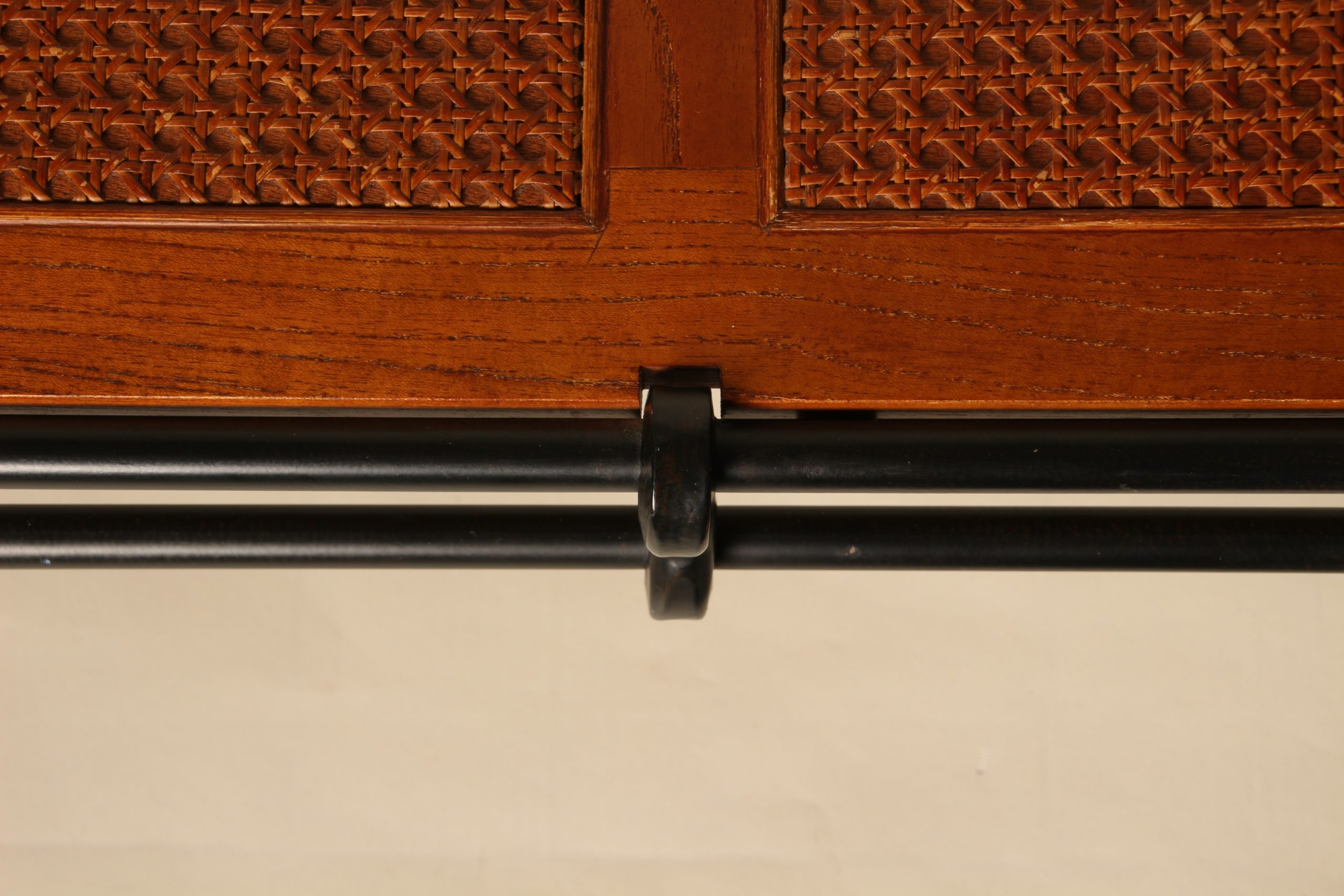 Bout de lit banquette en fer forgé et bois canné – Image 11