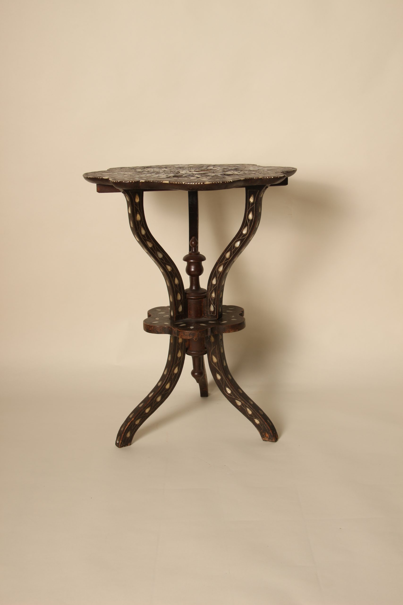 Guéridon Syrien tripode à plateau forme fleur en marqueterie de nacre – Image 5