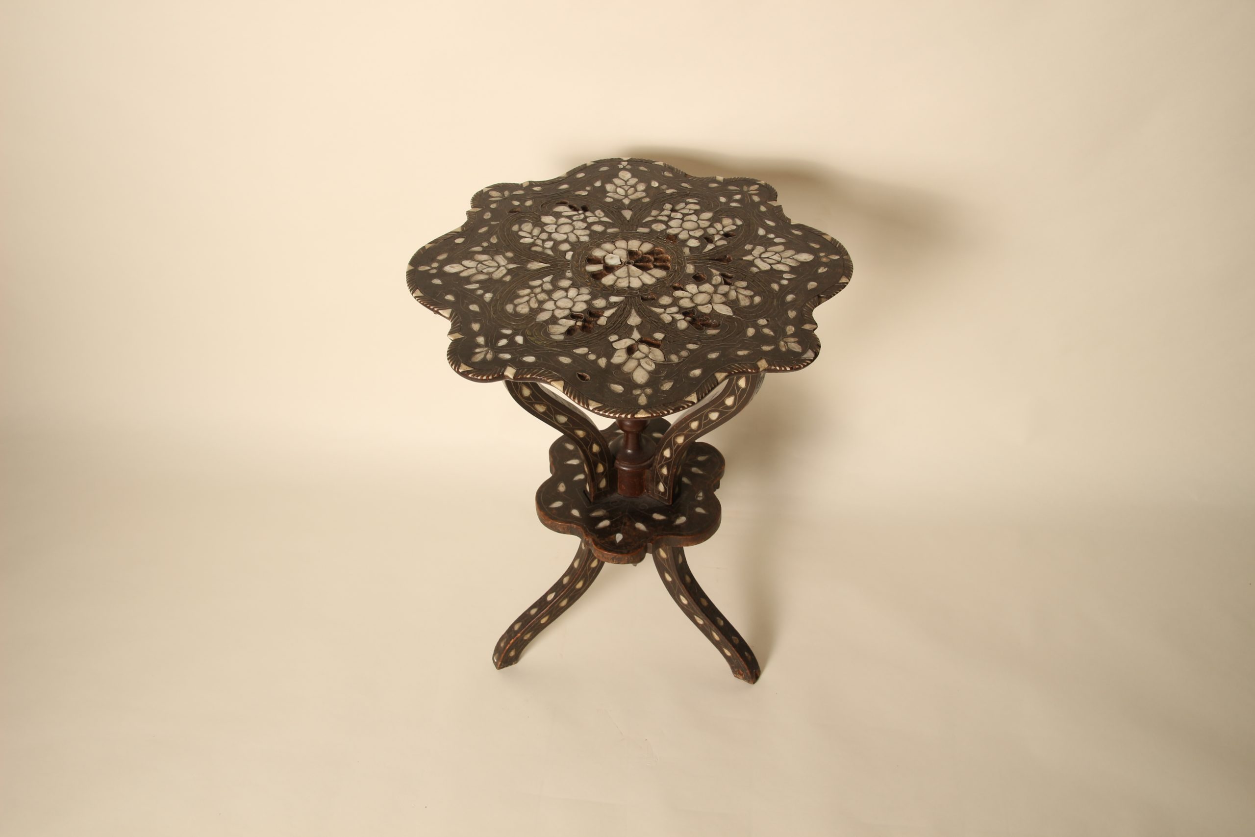 Guéridon Syrien tripode à plateau forme fleur en marqueterie de nacre – Image 4