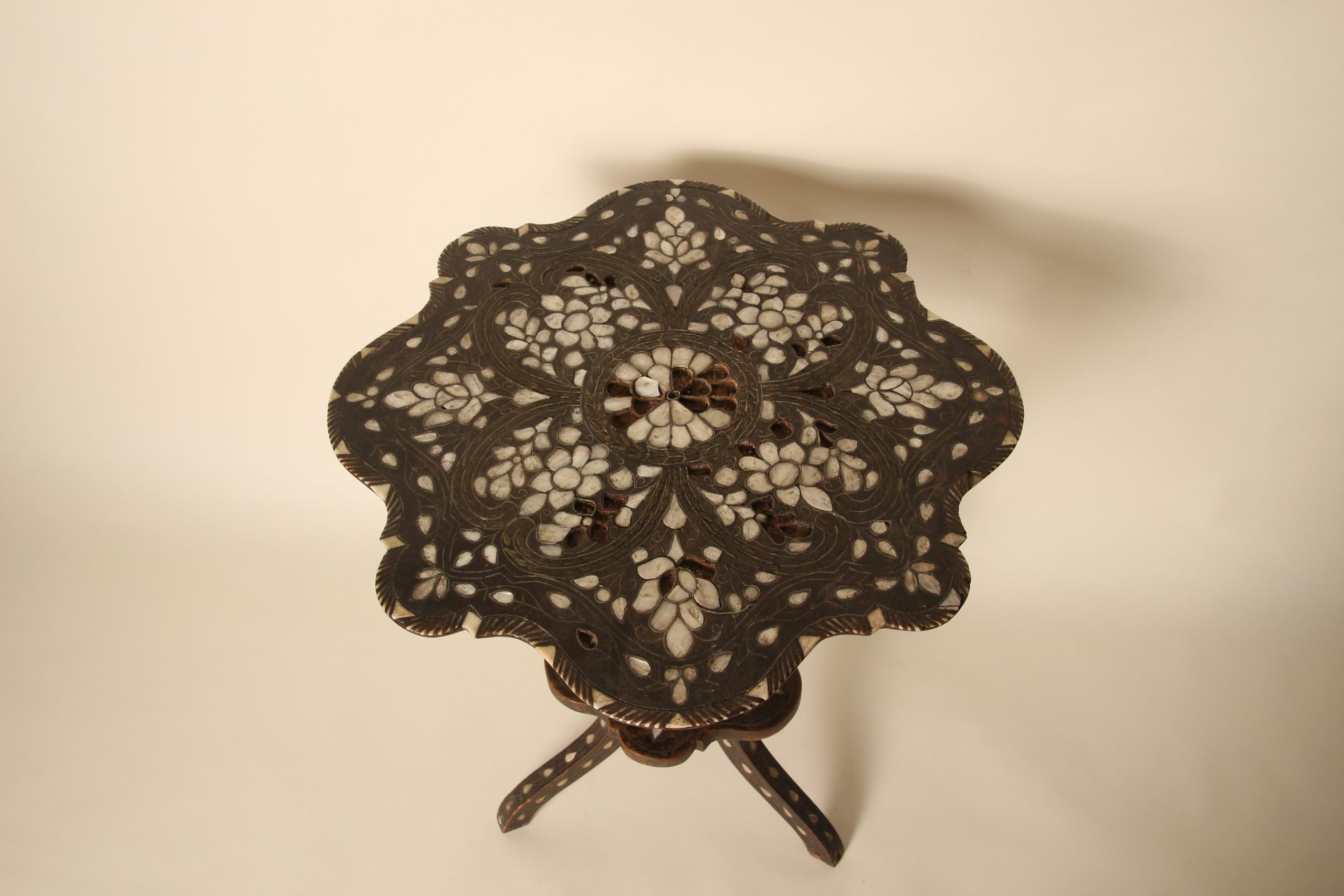 Guéridon Syrien tripode à plateau forme fleur en marqueterie de nacre – Image 3