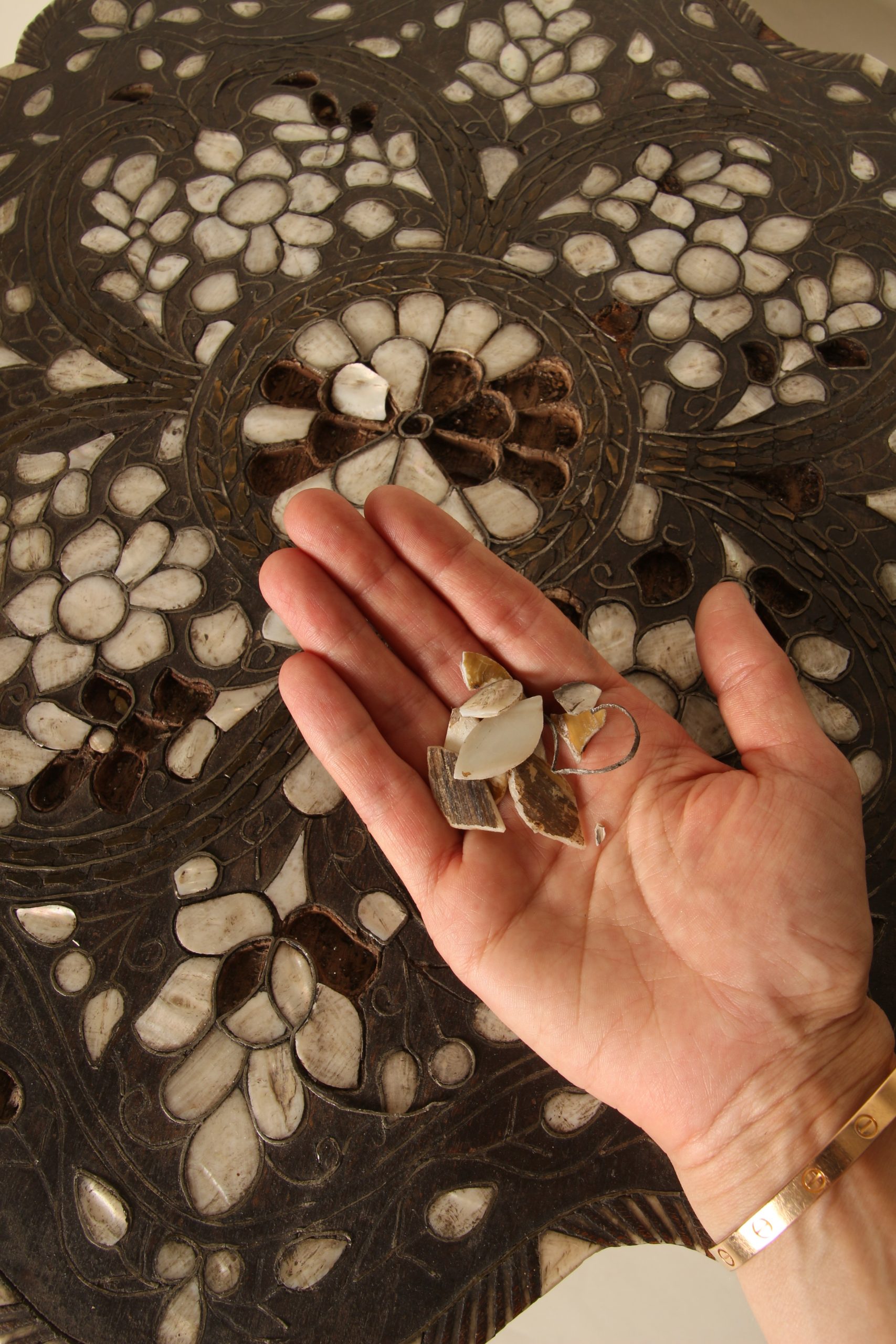 Guéridon Syrien tripode à plateau forme fleur en marqueterie de nacre – Image 6