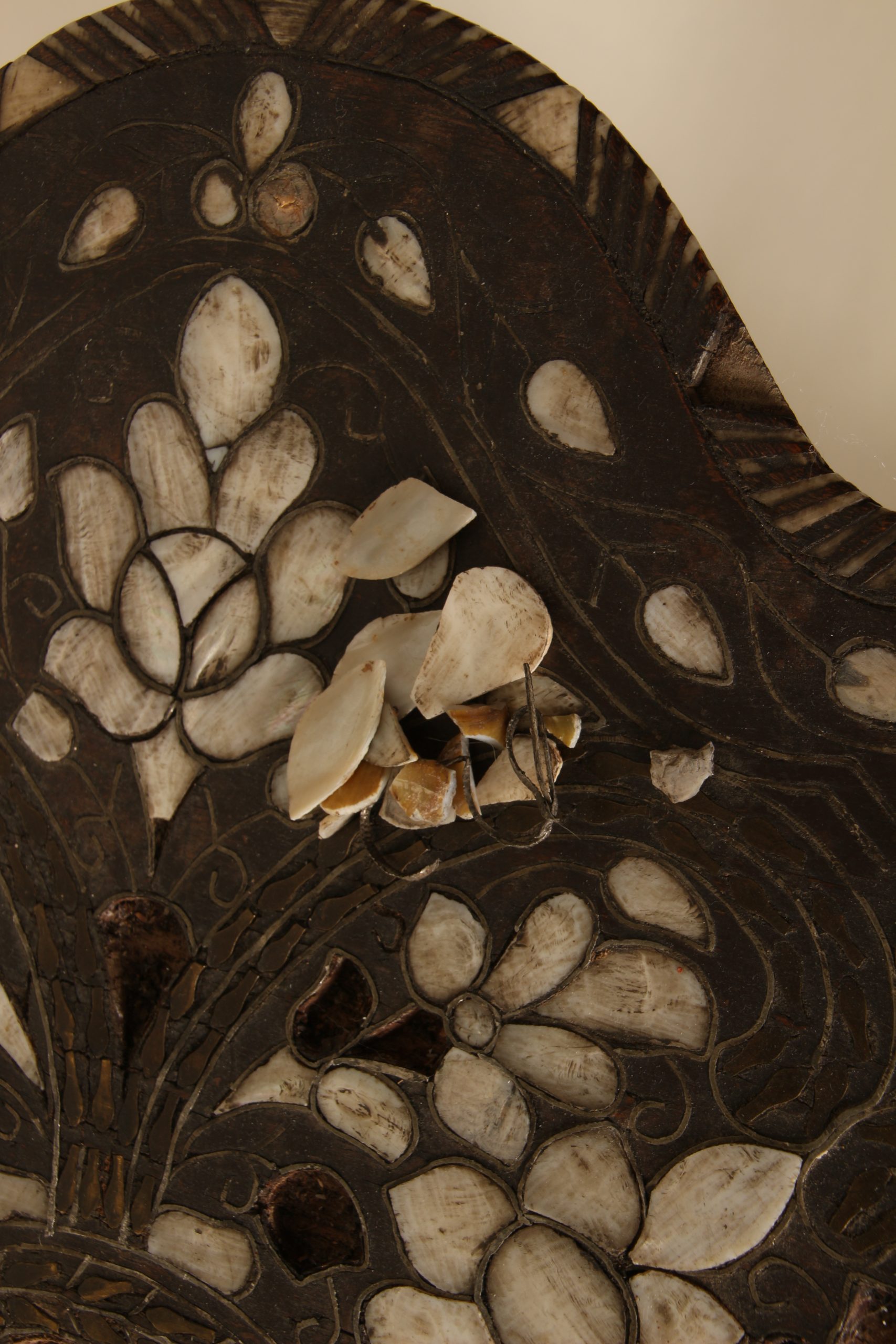 Guéridon Syrien tripode à plateau forme fleur en marqueterie de nacre – Image 7