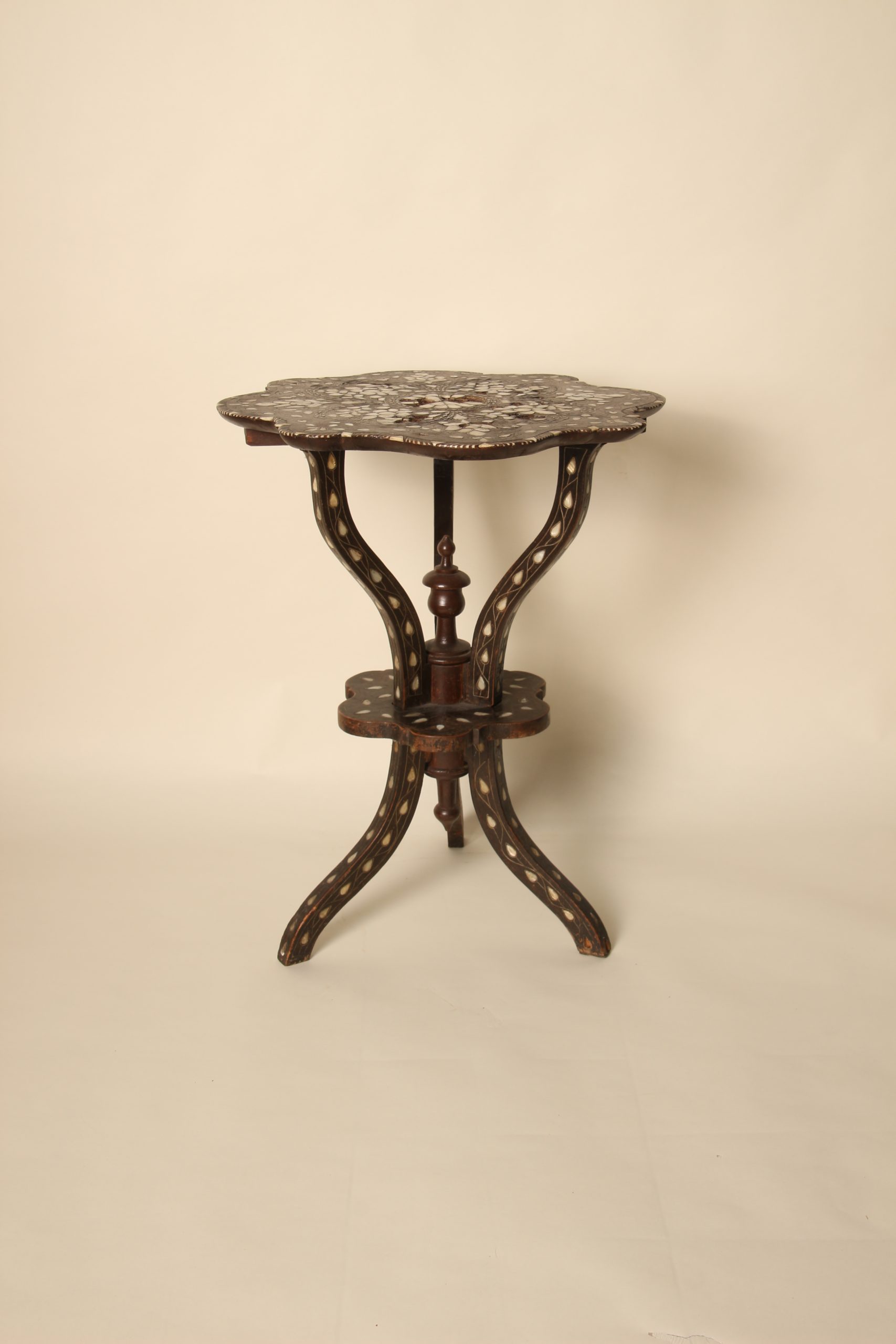 Guéridon Syrien tripode à plateau forme fleur en marqueterie de nacre – Image 8