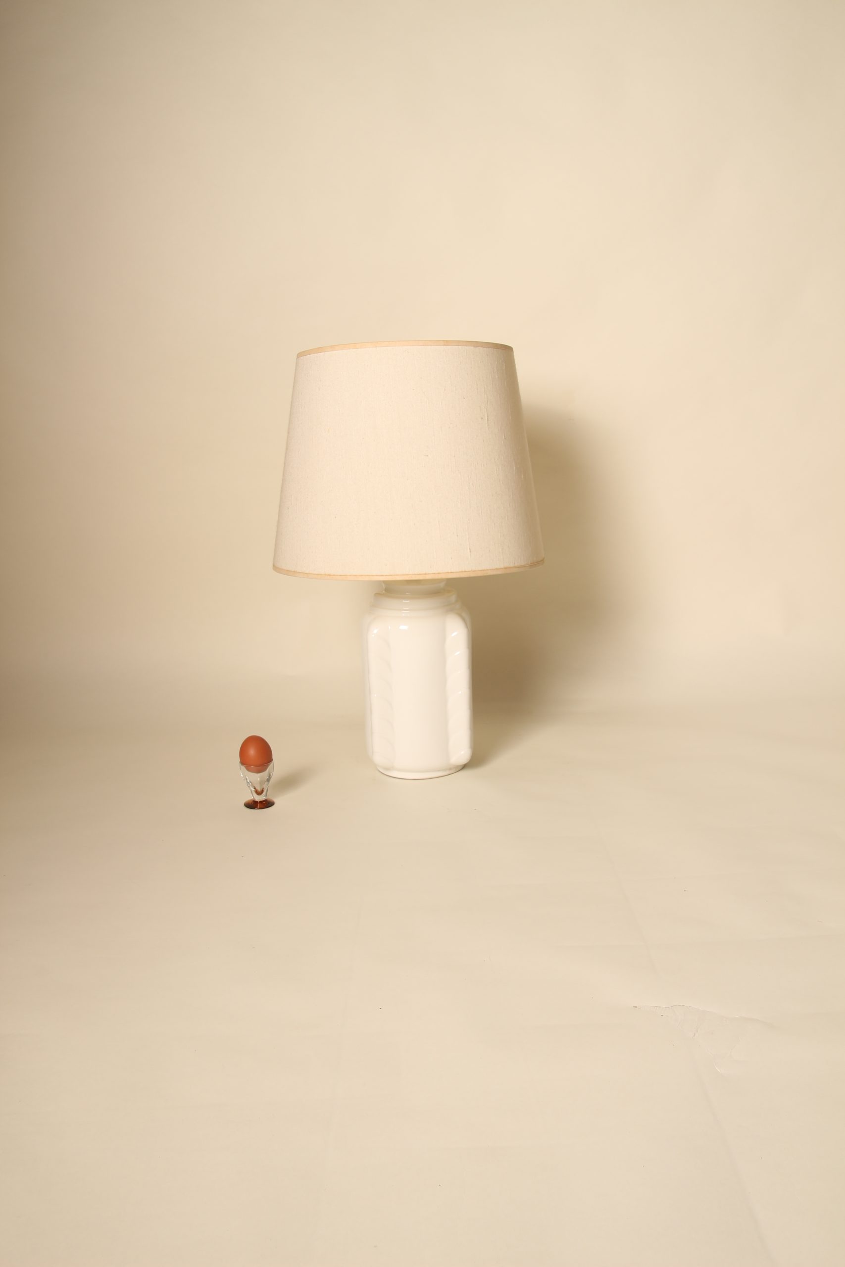 Pied de lampe en céramique blanche forme géométrique