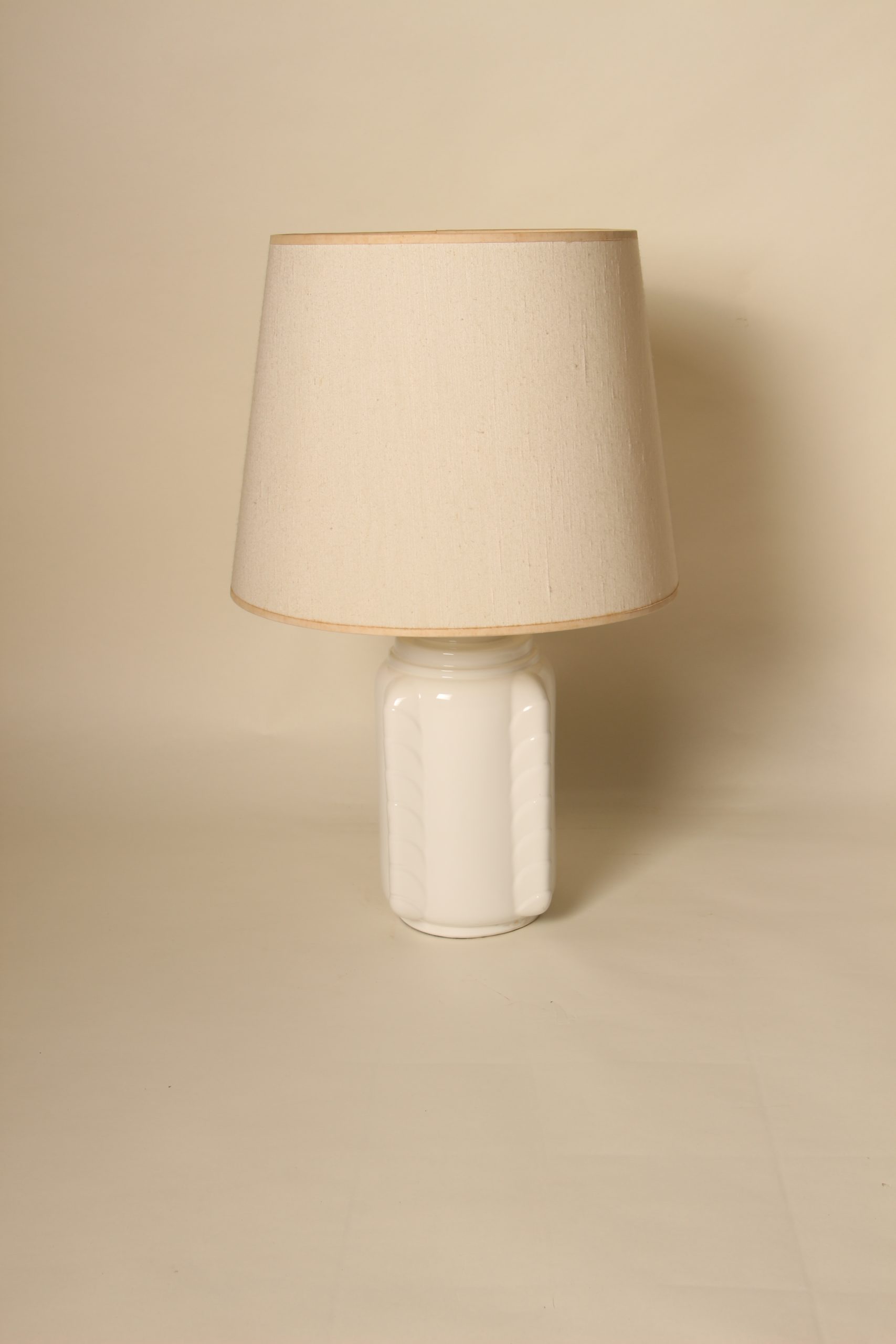 Pied de lampe en céramique blanche forme géométrique – Image 5