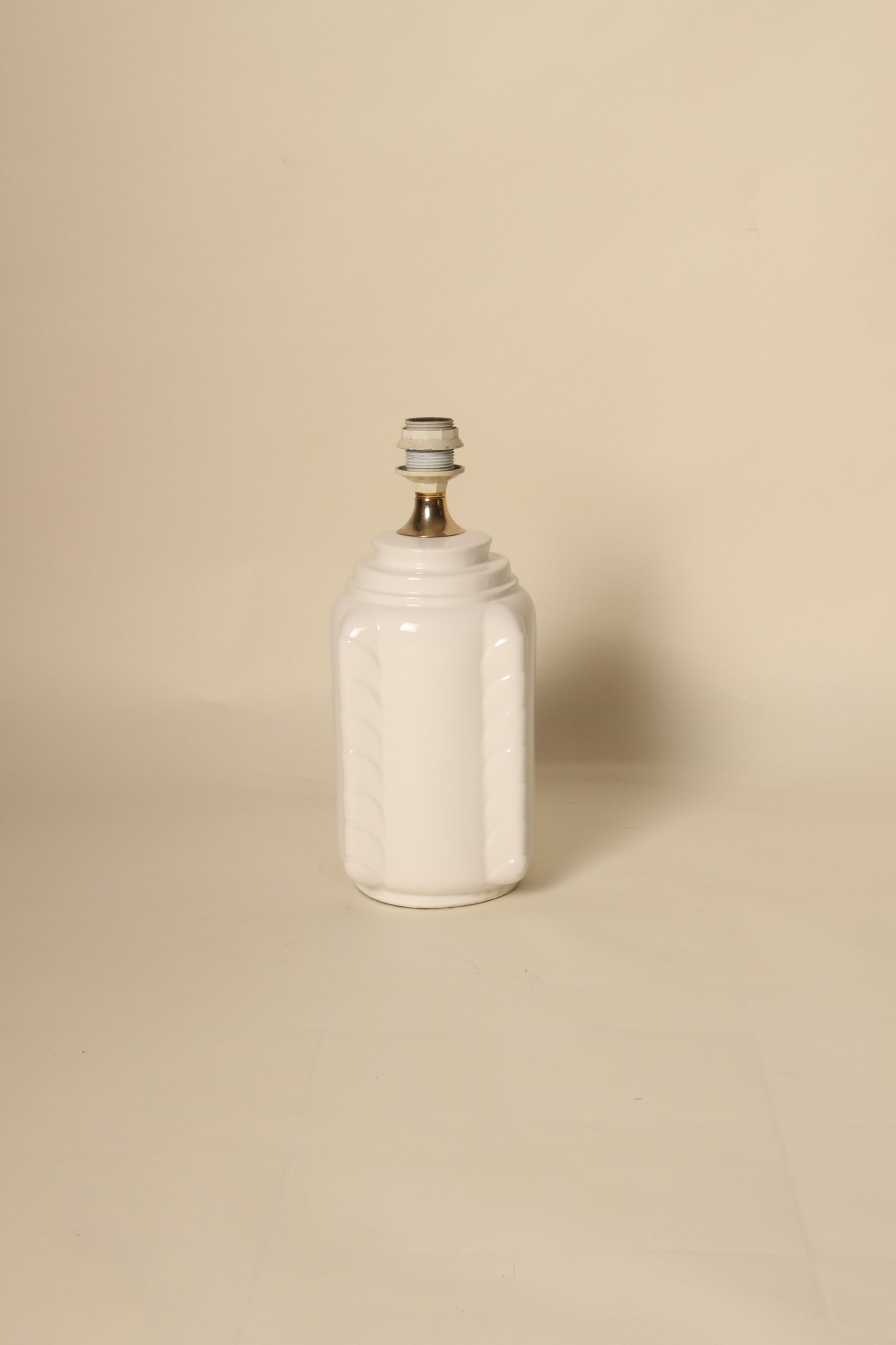 Pied de lampe en céramique blanche forme géométrique – Image 3