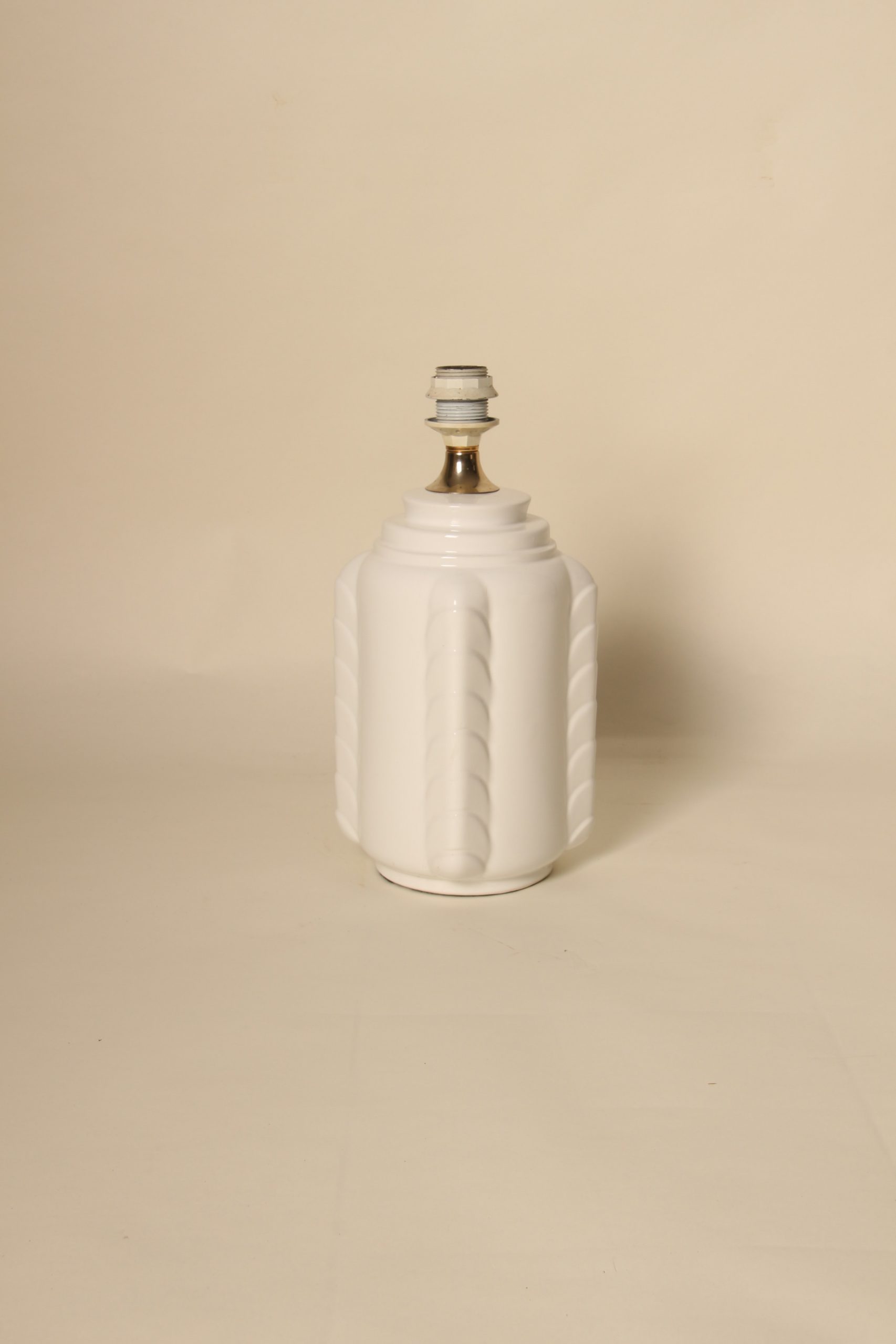 Pied de lampe en céramique blanche forme géométrique – Image 2
