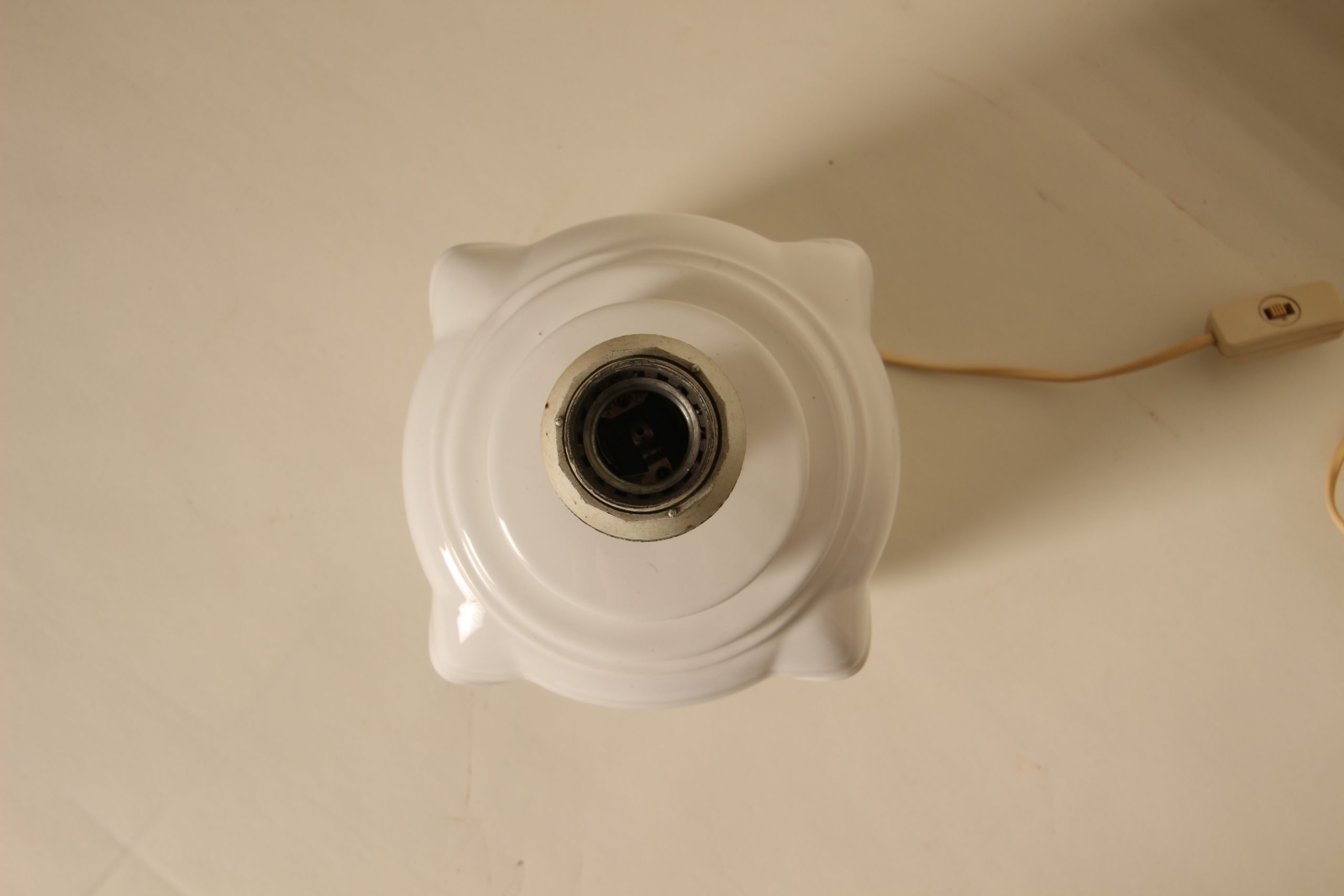 Pied de lampe en céramique blanche forme géométrique – Image 4